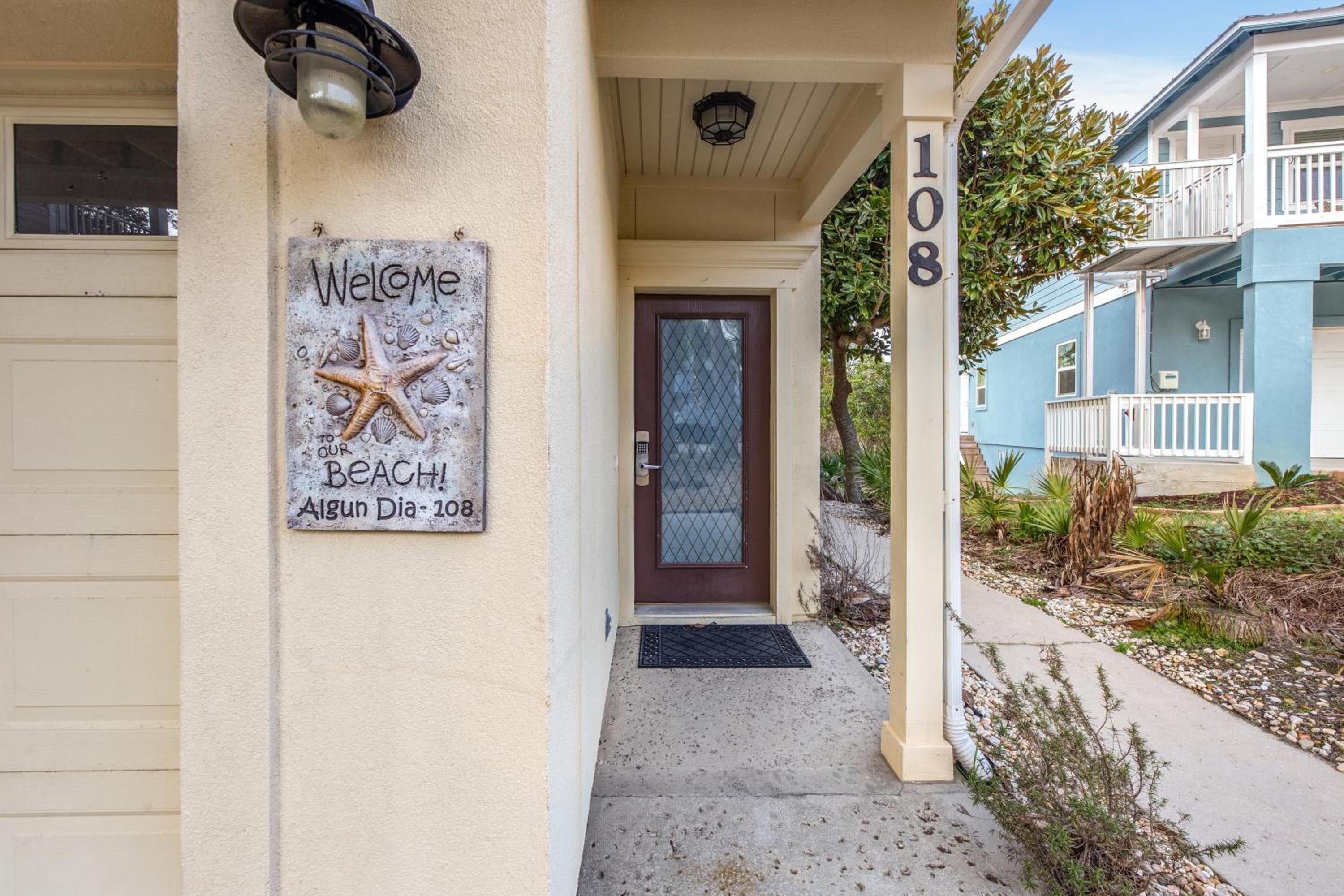 Algun Dia - Plush Family-Friendly Home - A Block from Beach