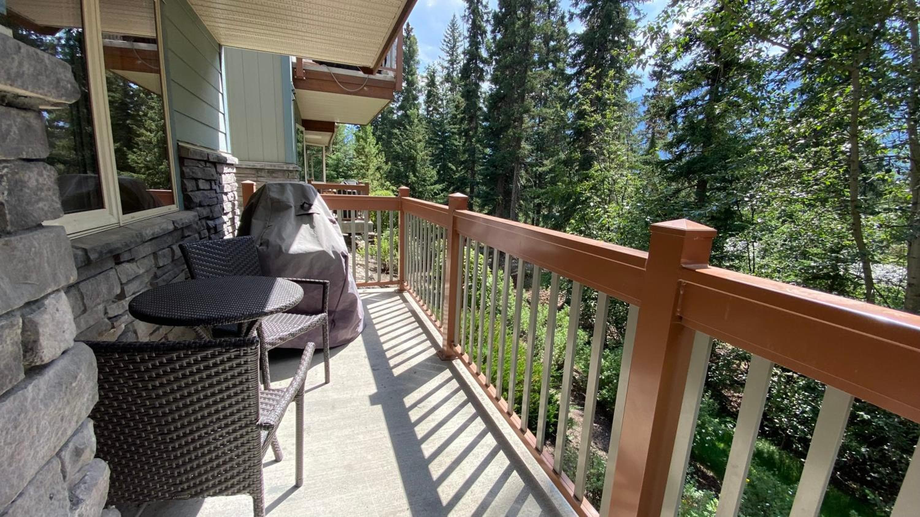 Spacious King Bed with Pool & Hot Tubs