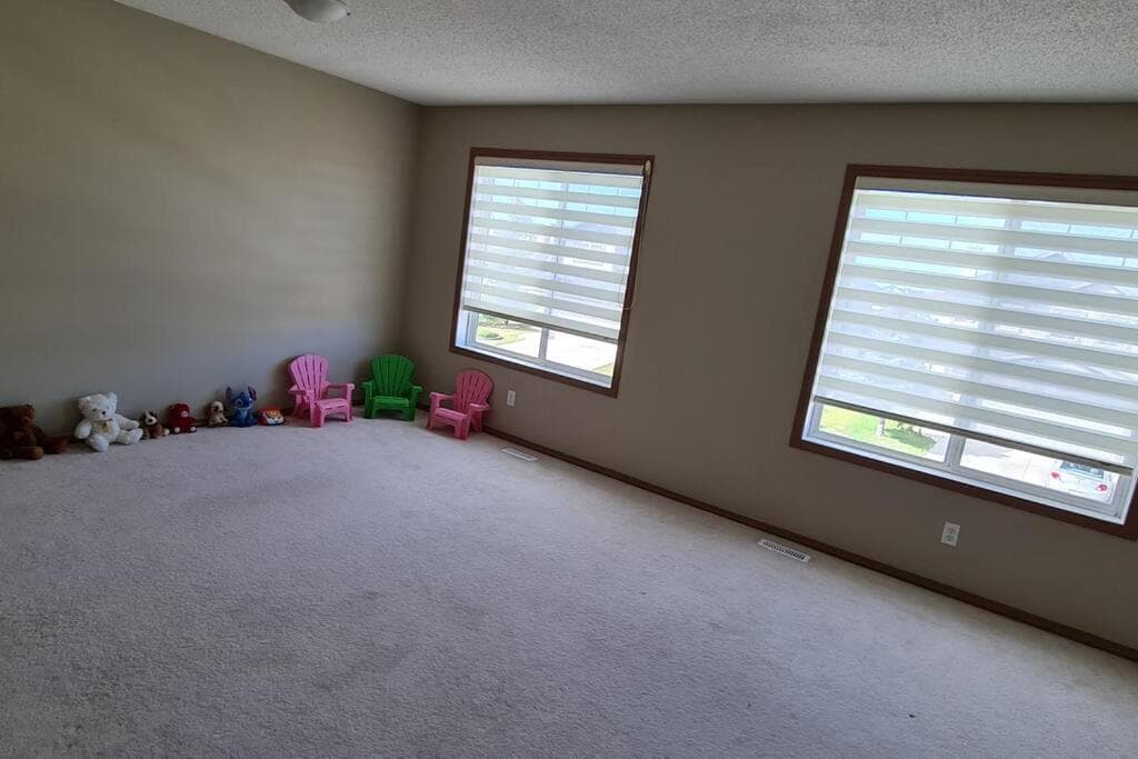 Spacious comfortable Air-Conditioned. Near airport!
