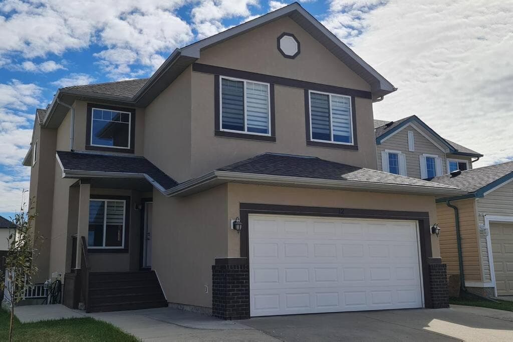 Spacious comfortable Air-Conditioned. Near airport!