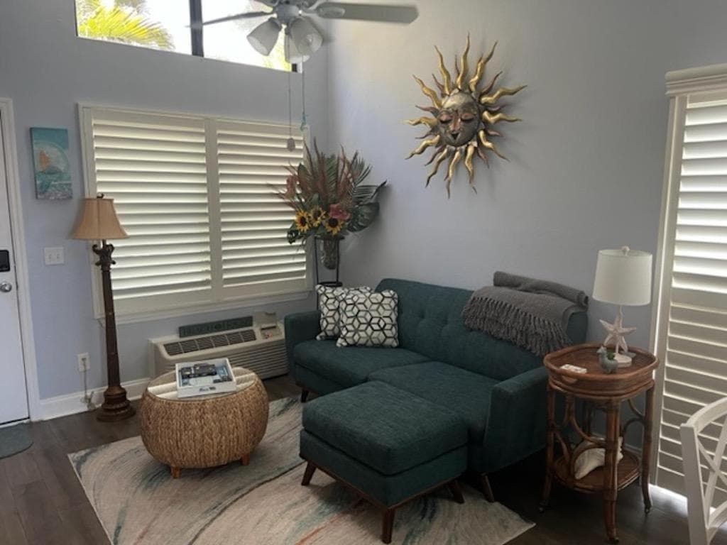 Dolphin Cove Cottage -22 & Pet Friendly!