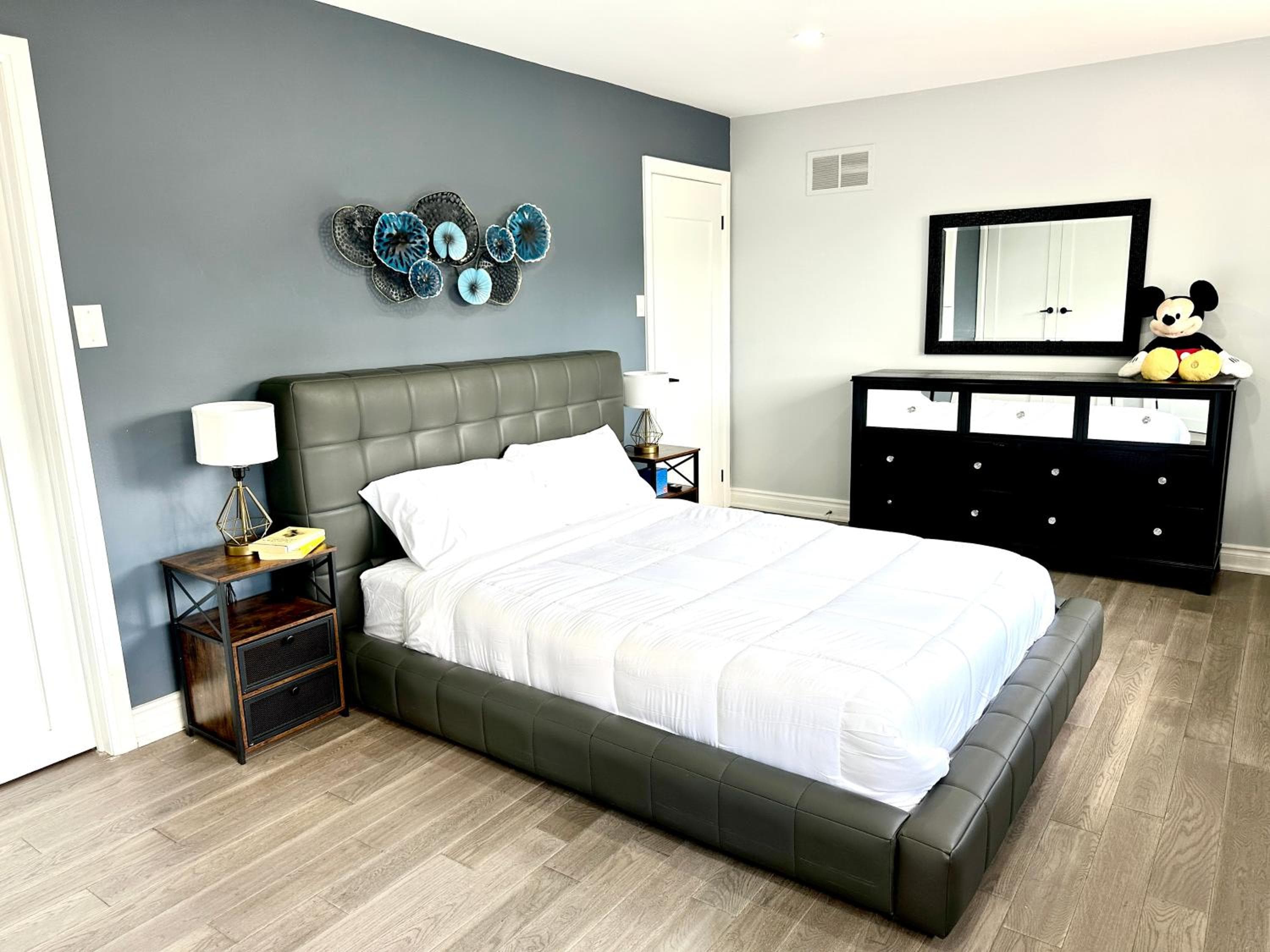 Lux 5BR Spacious Home Near Yonge St