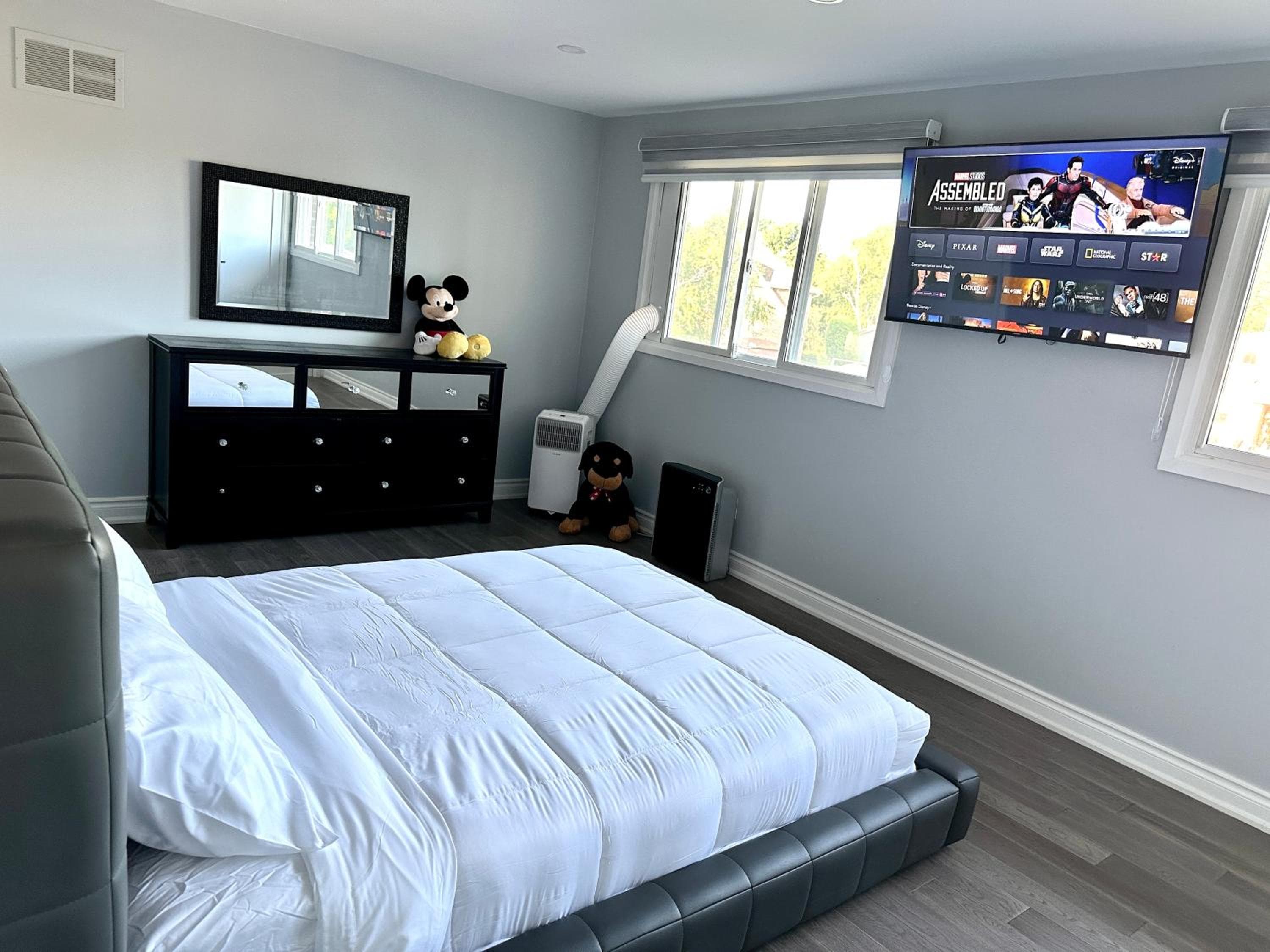 Lux 5BR Spacious Home Near Yonge St