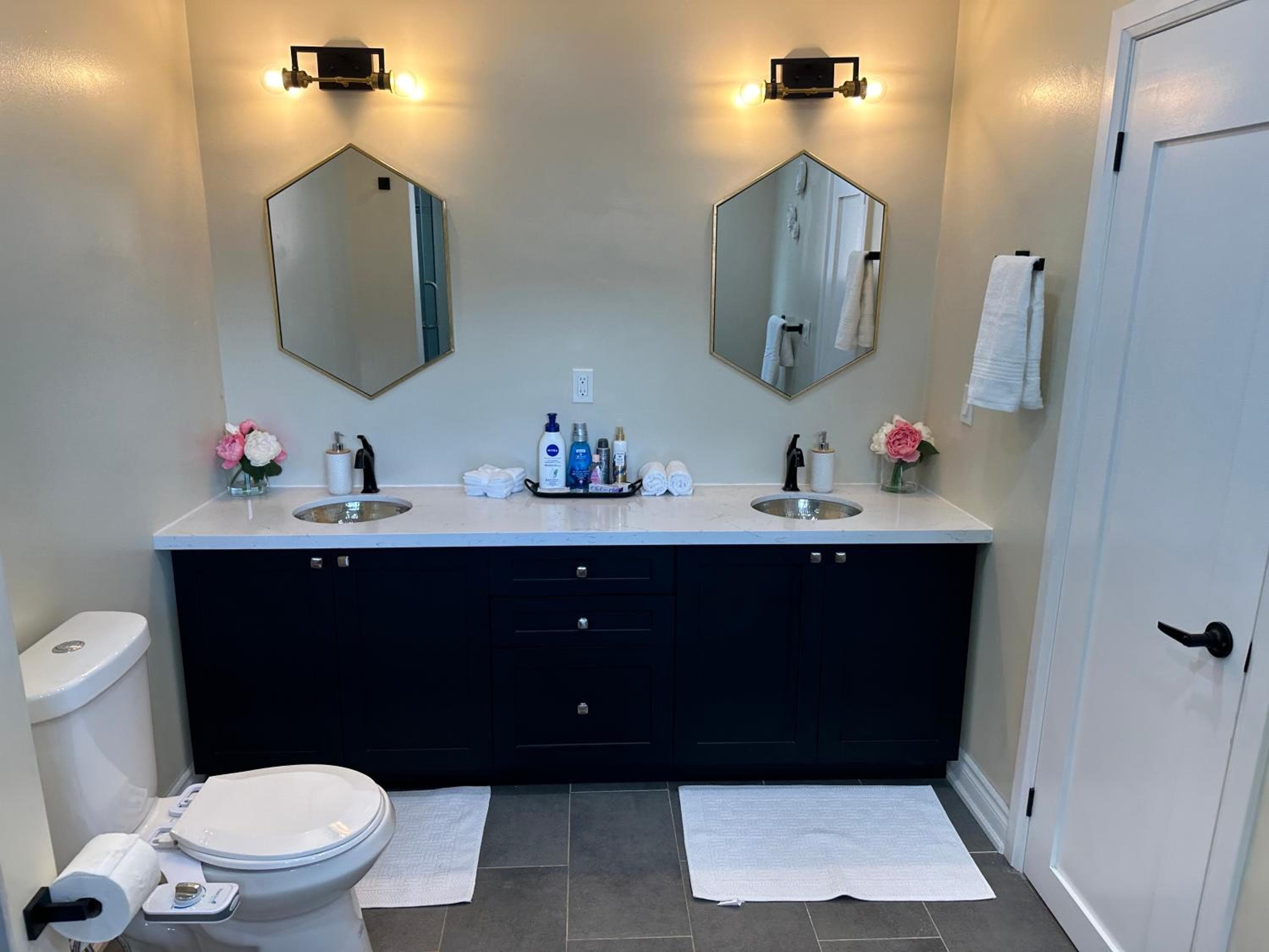 Lux 5BR Spacious Home Near Yonge St