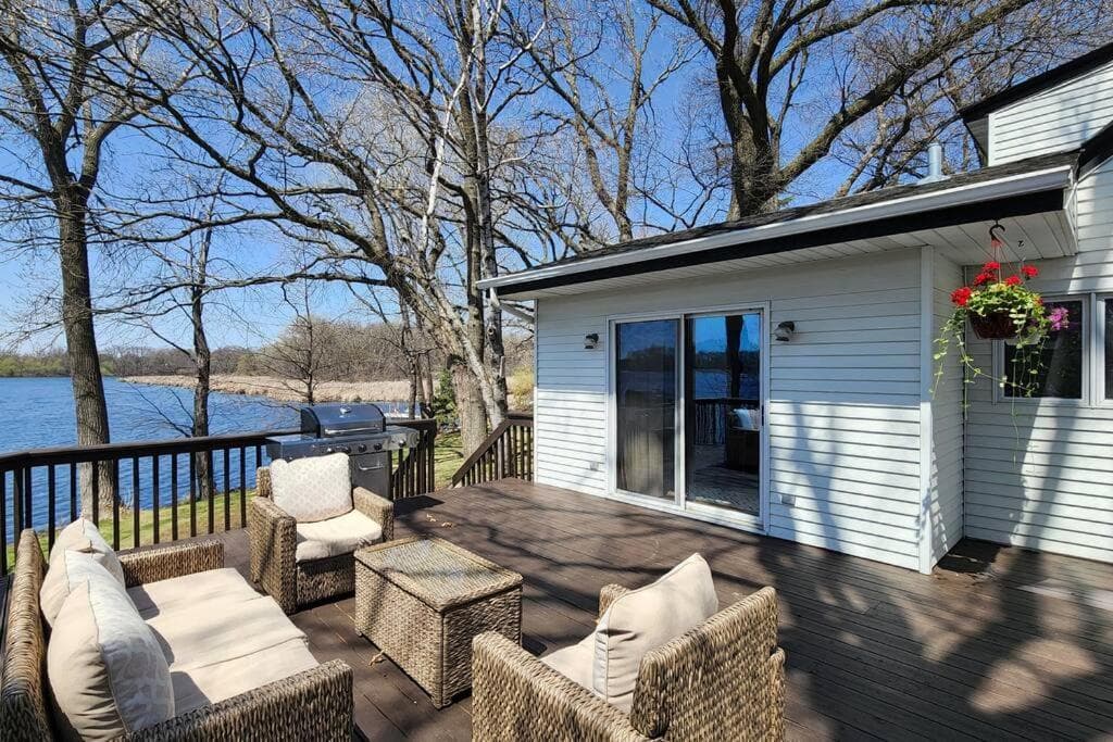Lake House- Four Bedroom retreat, King bed, Beautiful Sunset!