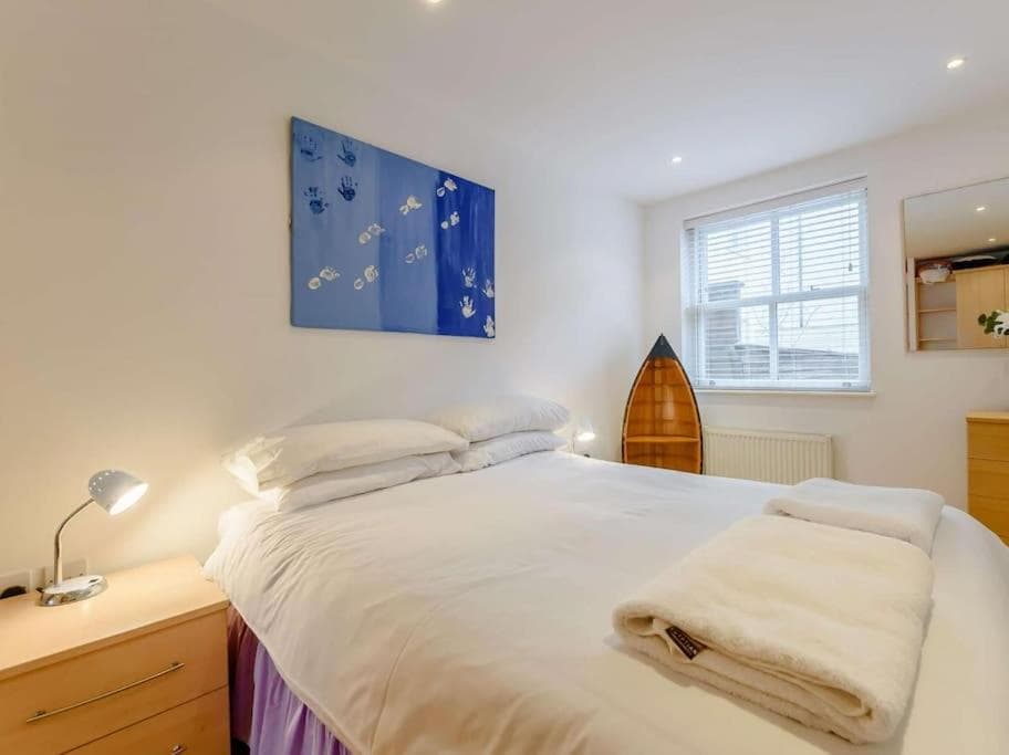 The beautifully central Flat 3 The Cobourg Tenby Sat to Sat booking only in school summer holidays