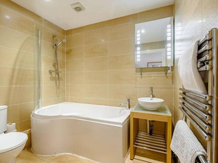The beautifully central Flat 3 The Cobourg Tenby Sat to Sat booking only in school summer holidays