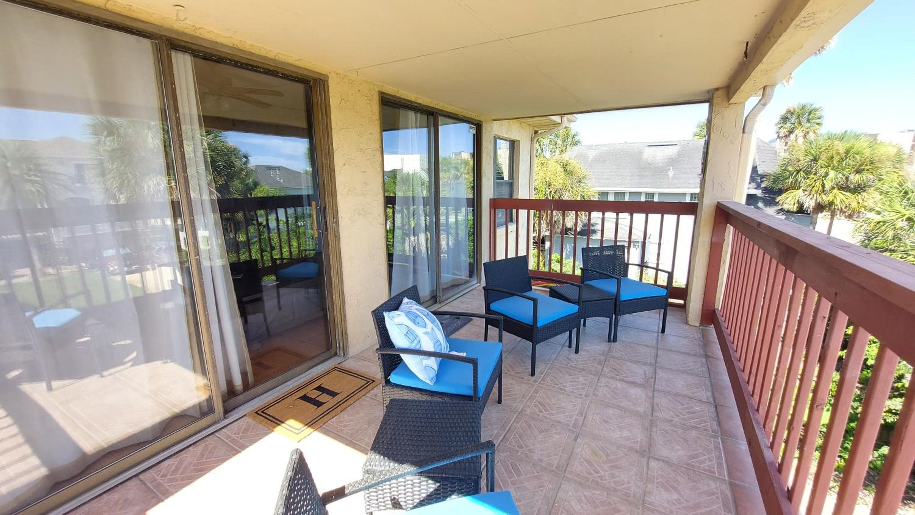2 Blocks from the beach! - Top floor condo