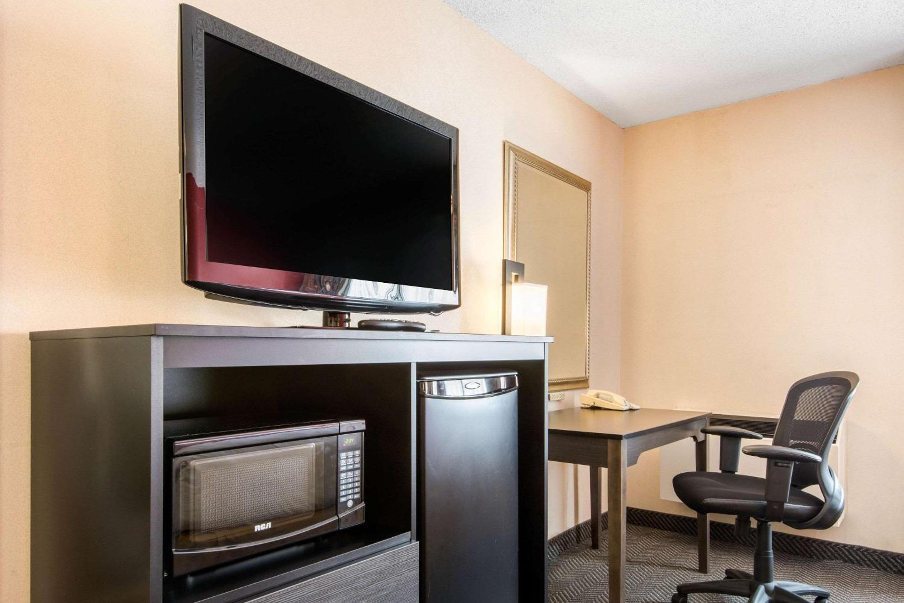 Quality Inn & Suites 5585 Ambler Drive Mississauga Ontario