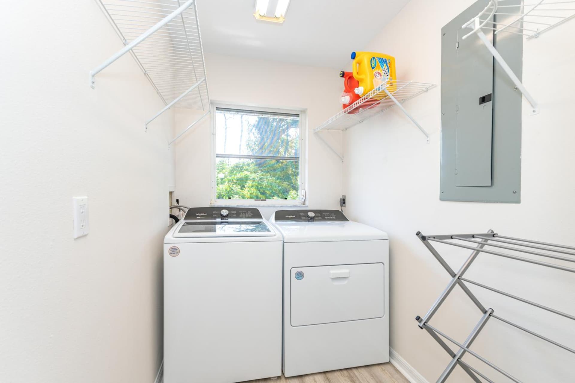 Beautiful Spacious Home! Close to Beaches - HEATED Private Pool