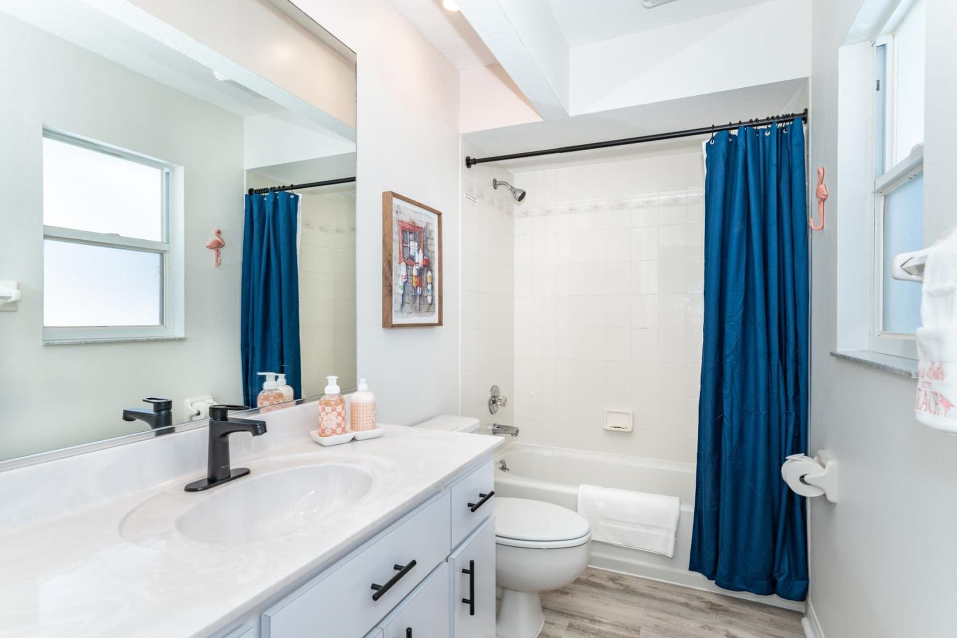 Beautiful Spacious Home! Close to Beaches - HEATED Private Pool