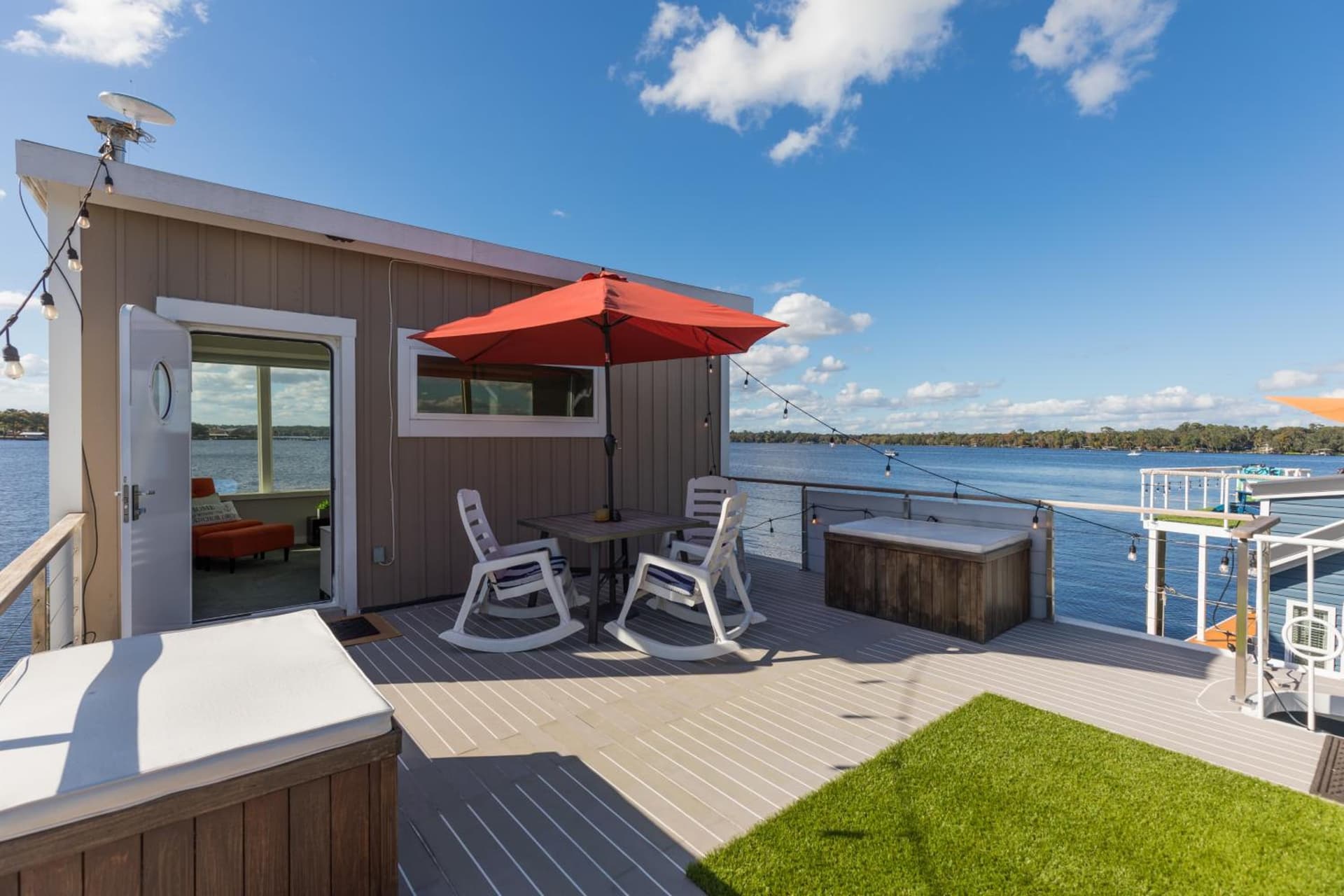 New Floating Luxury: Unique Houseboat Retreat