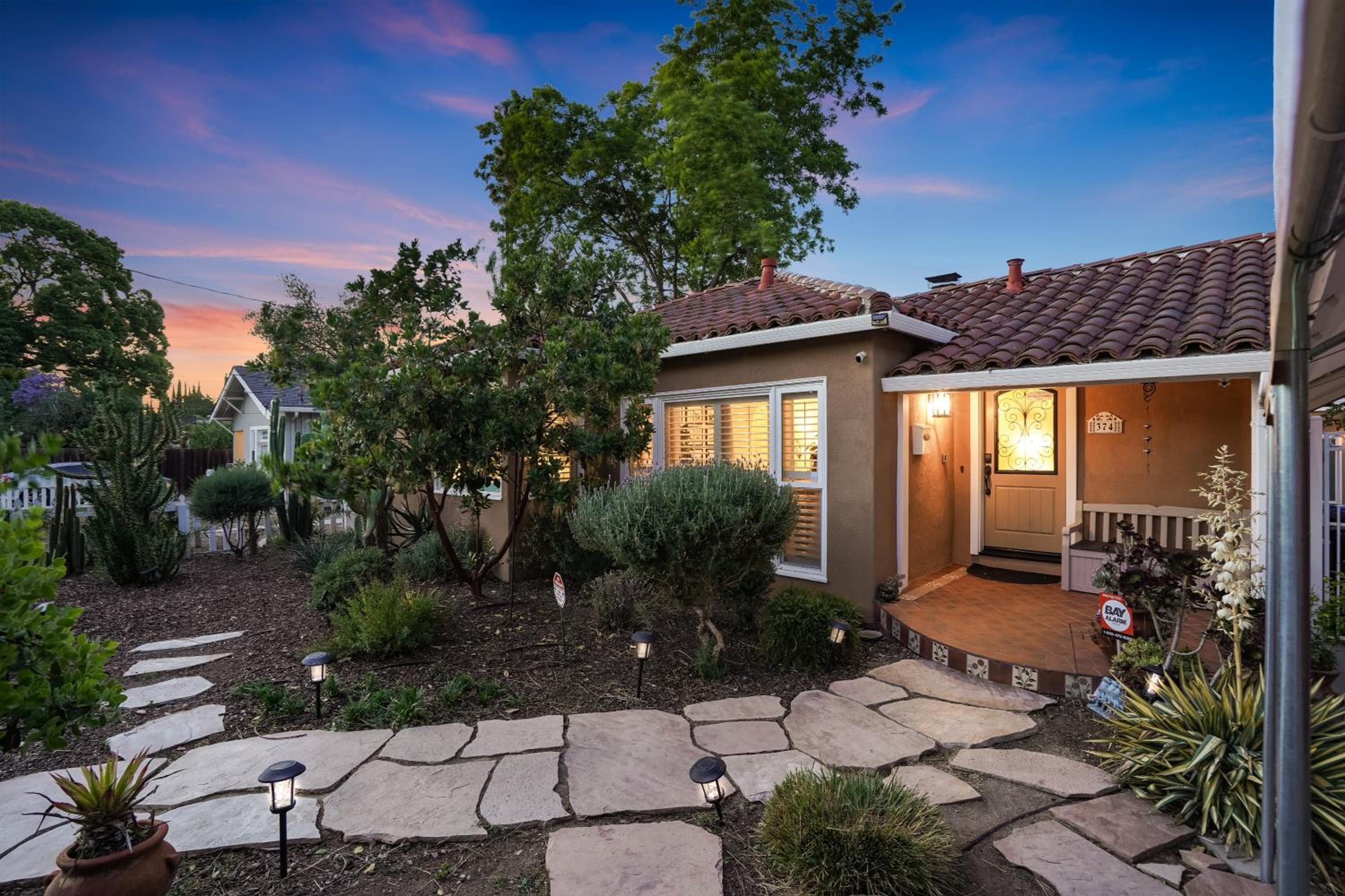Relax in a Gorgeous 6 Person Quaint Home