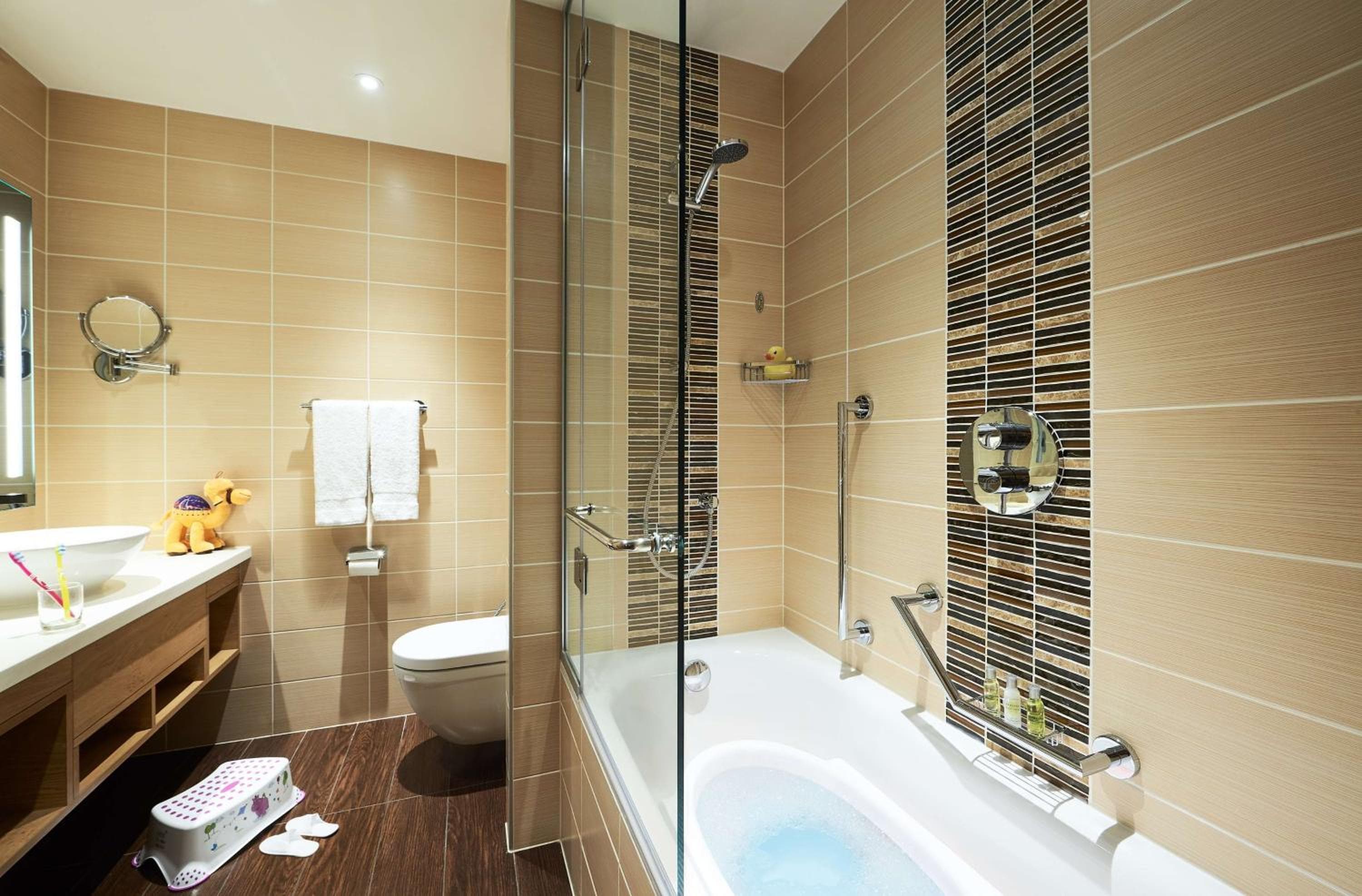 Hilton Garden Inn Dubai, Mall Avenue