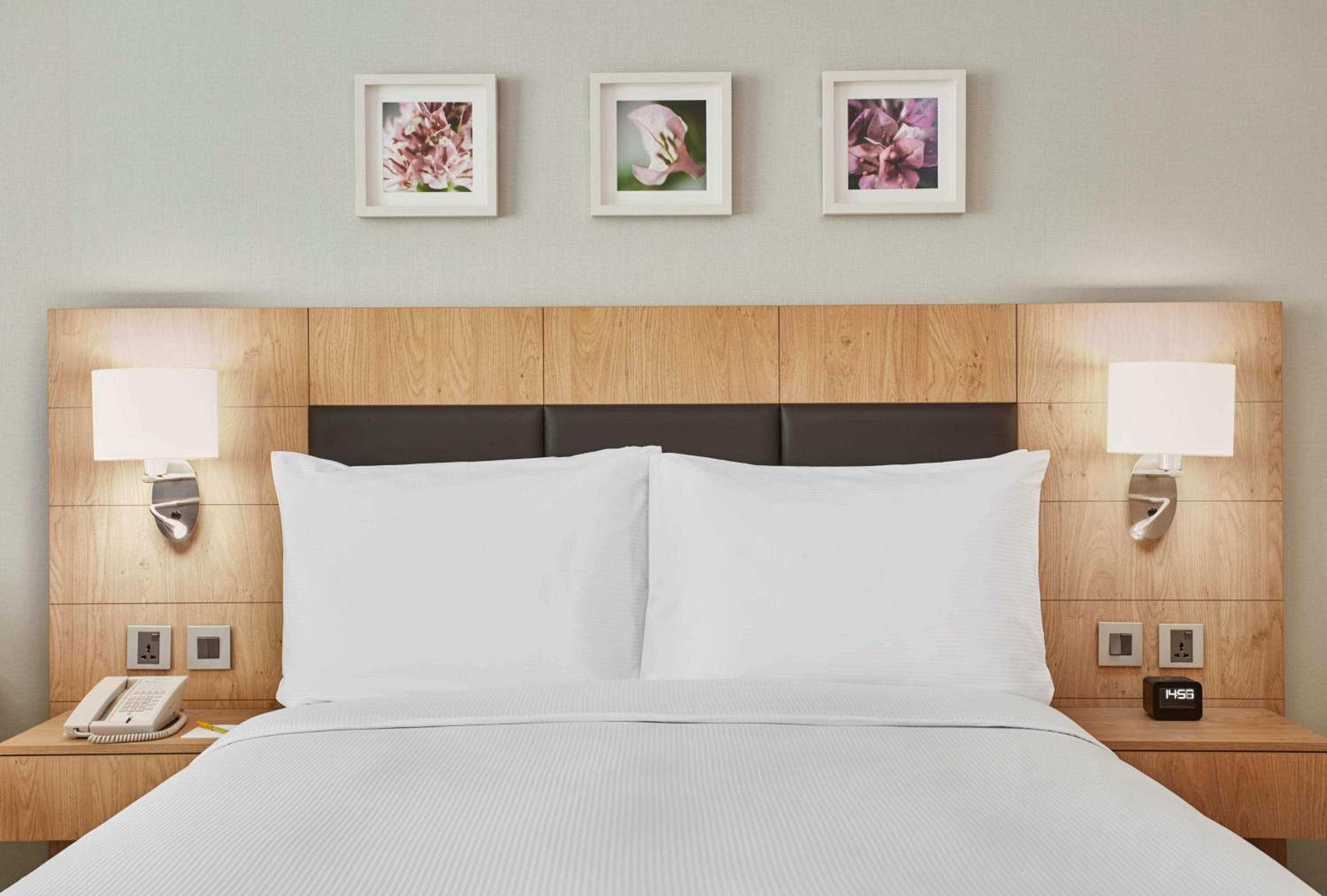 Hilton Garden Inn Dubai, Mall Avenue
