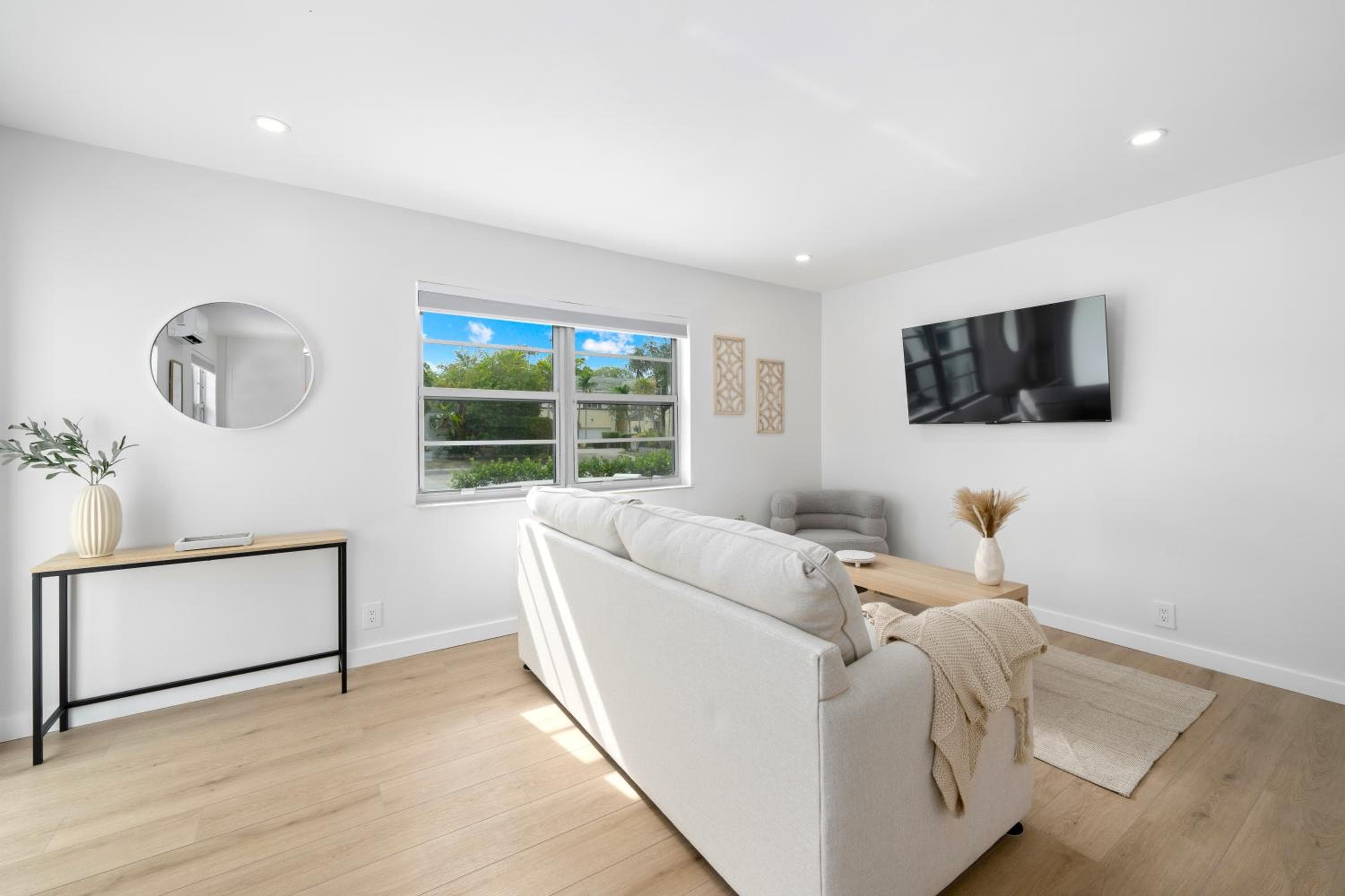 M Lake Worth Beach - Modern Villas Near West Palm Beach, Chic Retro Vibes, King Bed, Cozy Backyard, BBQ, Workspace, High-Speed Internet, Free Parking, 5 Mi