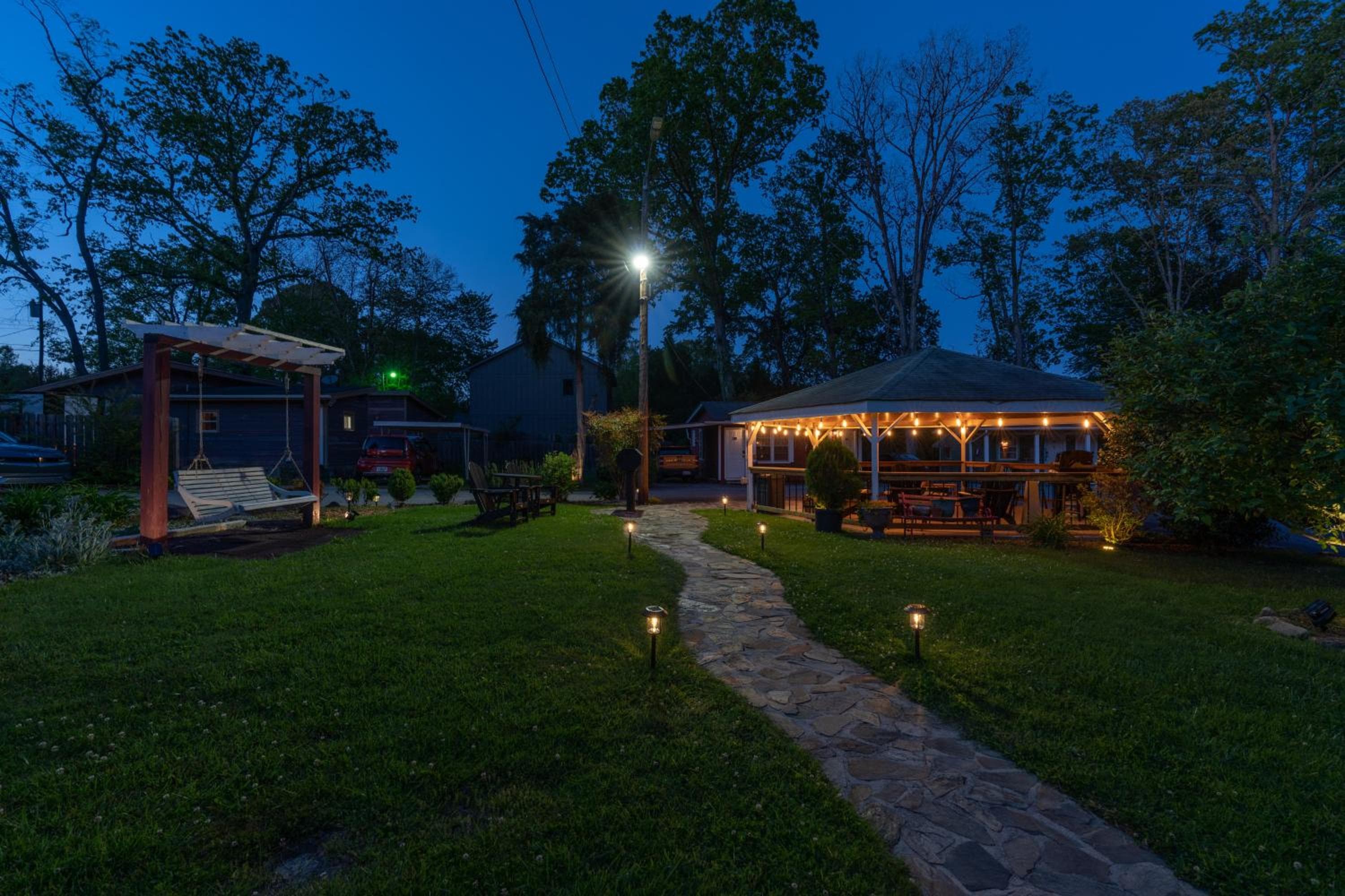 CedarWood Inn