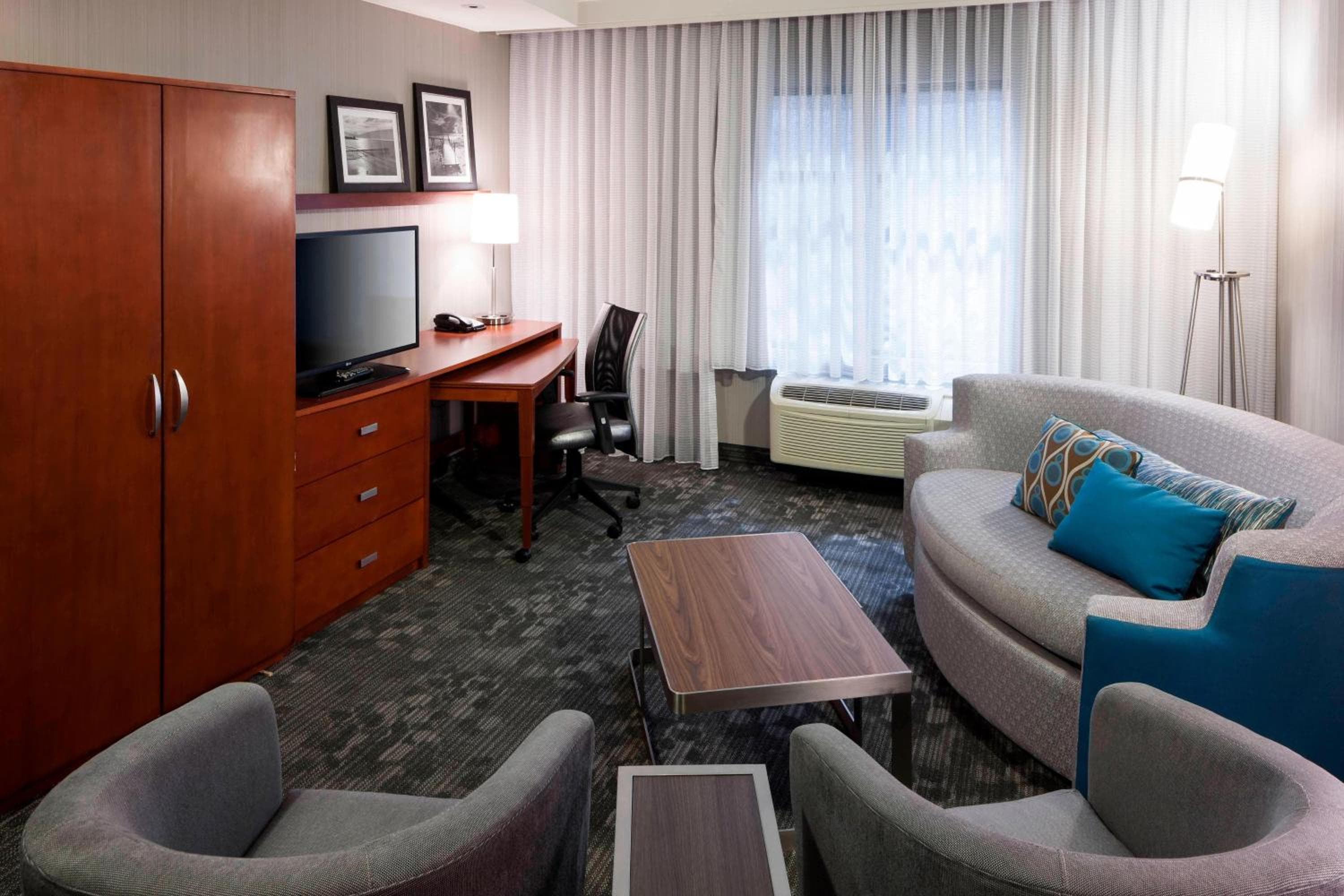 Courtyard by Marriott Santa Clarita Valencia