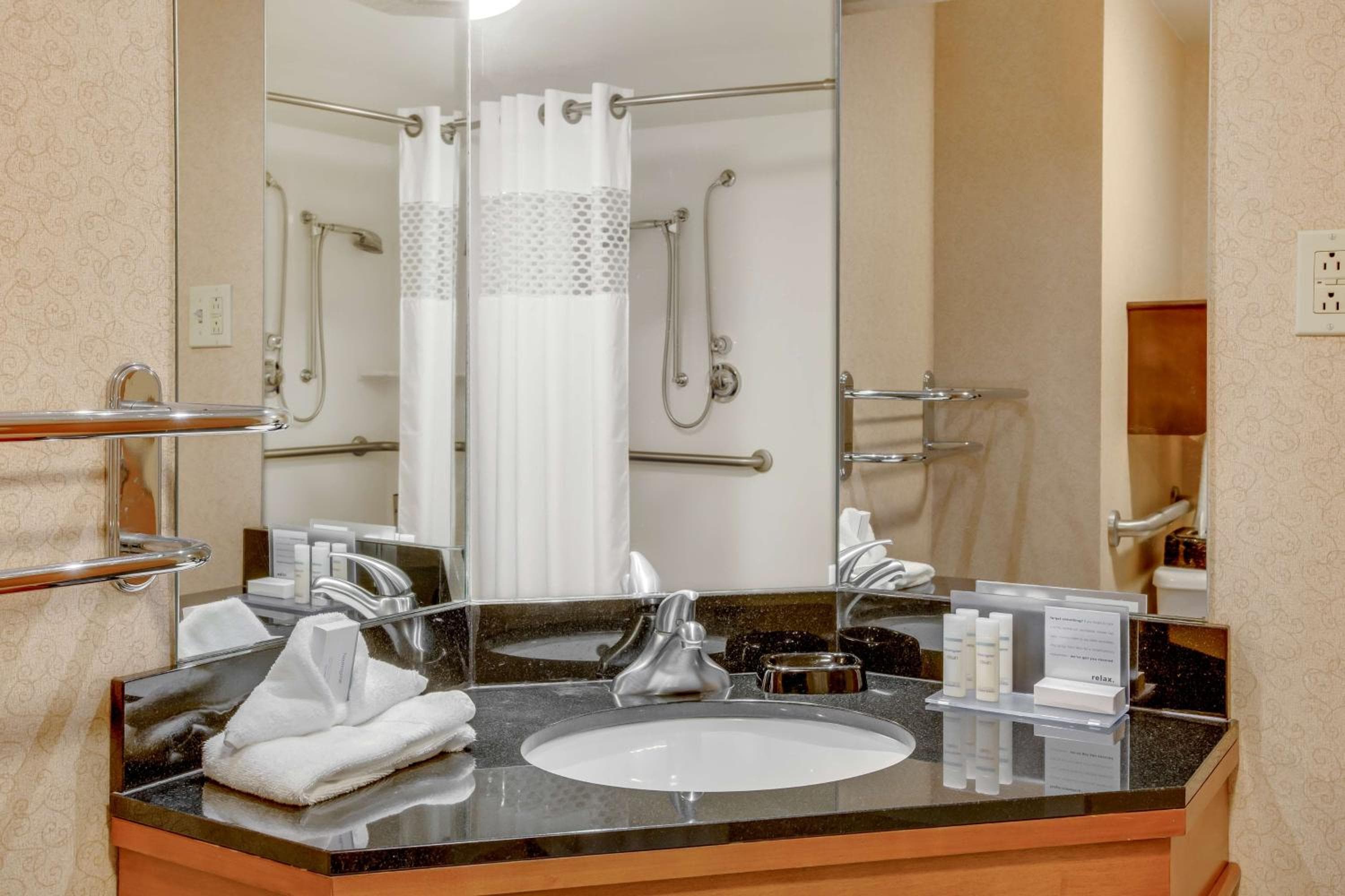 Pittsburgh Airport Inn and Suites