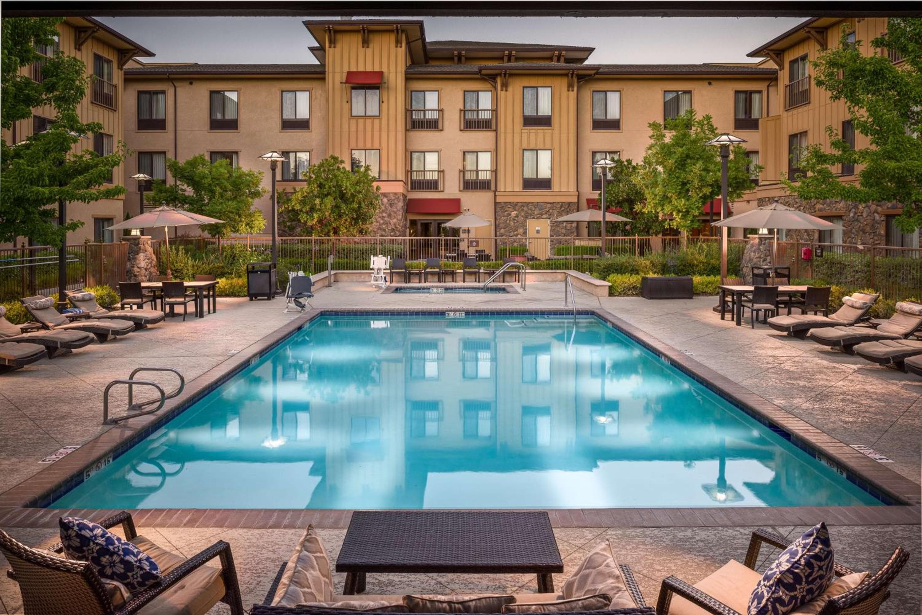 Hampton Inn & Suites Windsor-Sonoma Wine Country