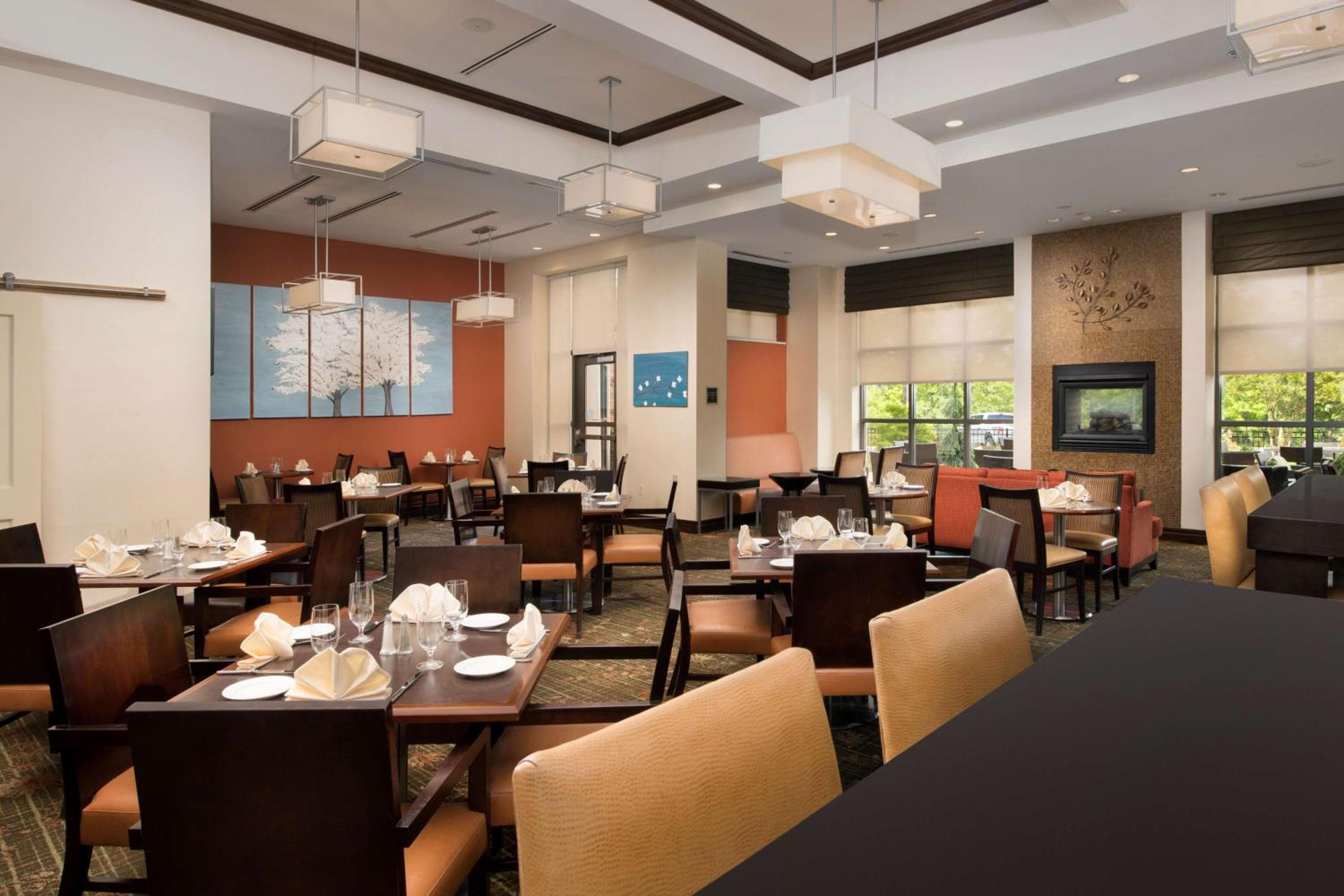 DoubleTree by Hilton Dulles Airport-Sterling