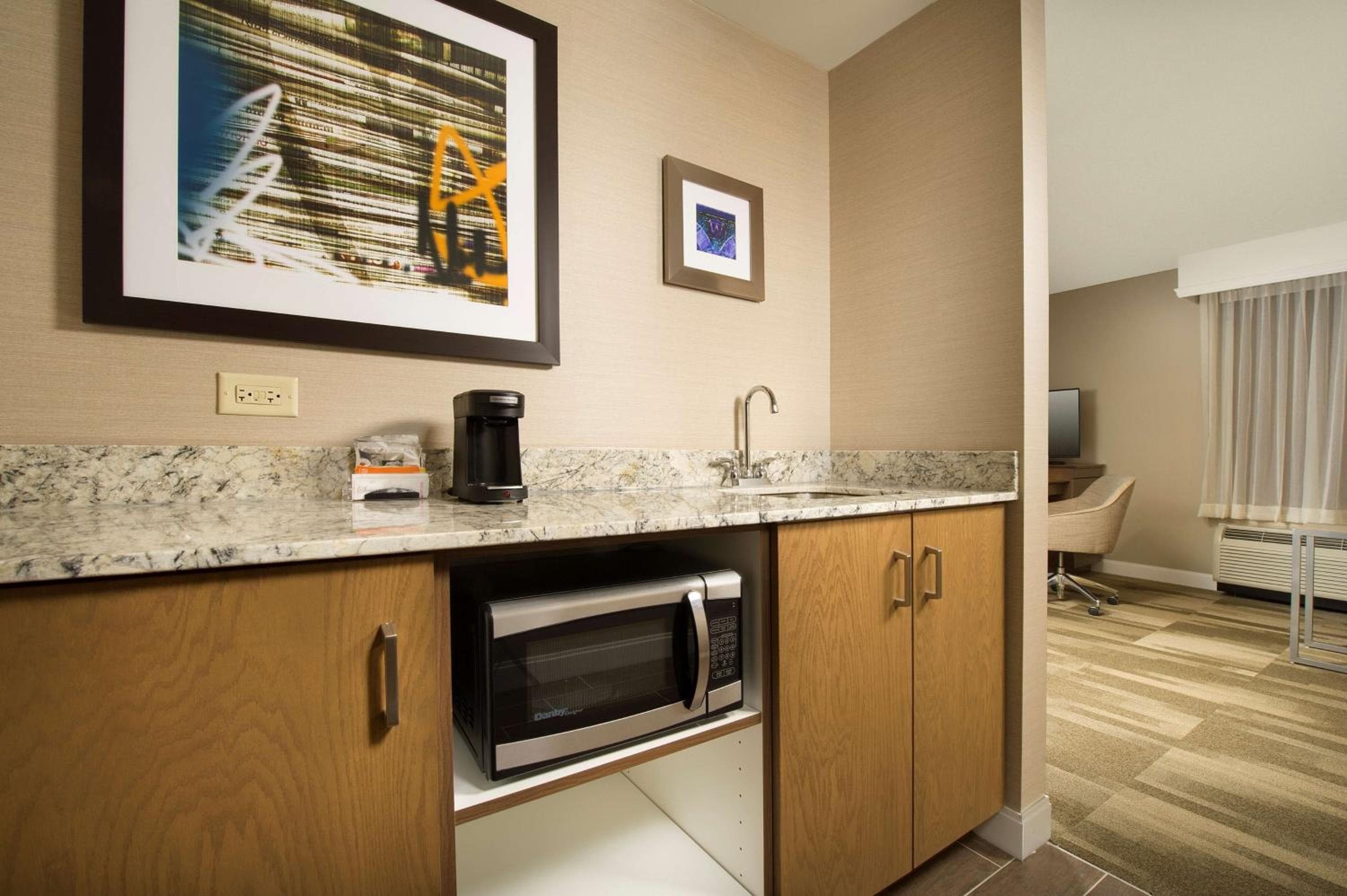 Hampton Inn & Suites Syracuse/Carrier Circle