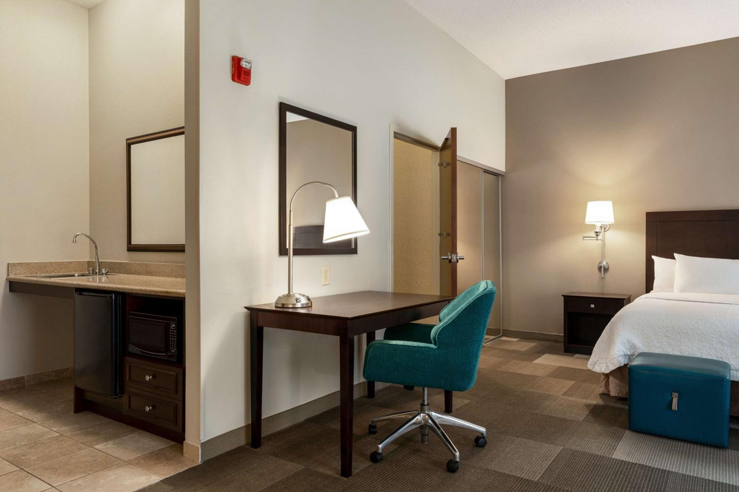 Hampton Inn & Suites Atlanta Airport West Camp Creek Pkwy
