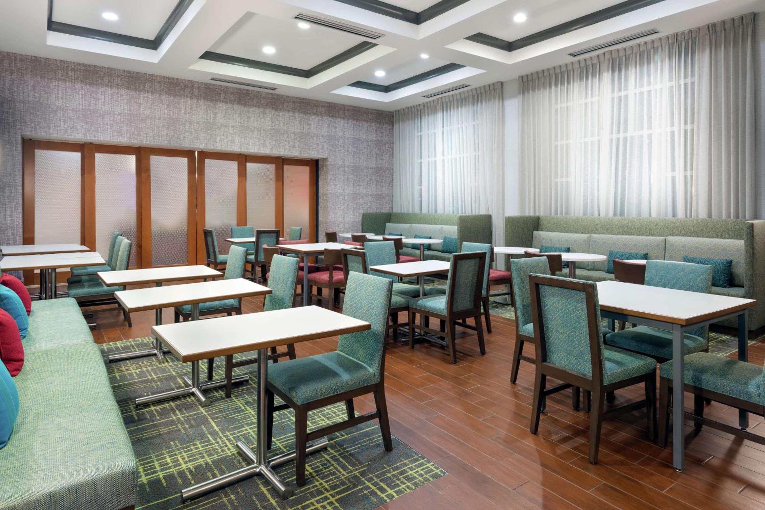 Hampton Inn & Suites Orlando Airport at Gateway Village