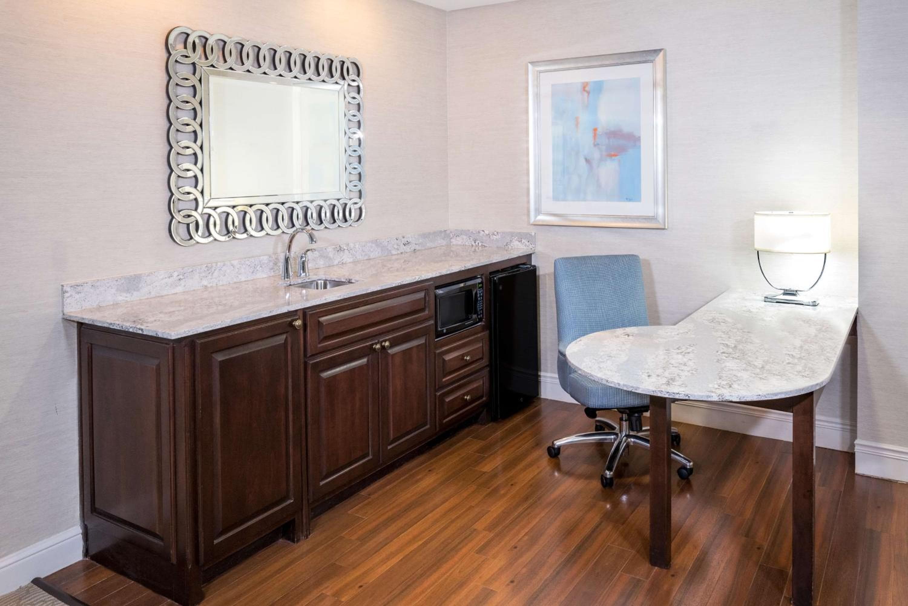 Hampton Inn & Suites South Park at Phillips Place