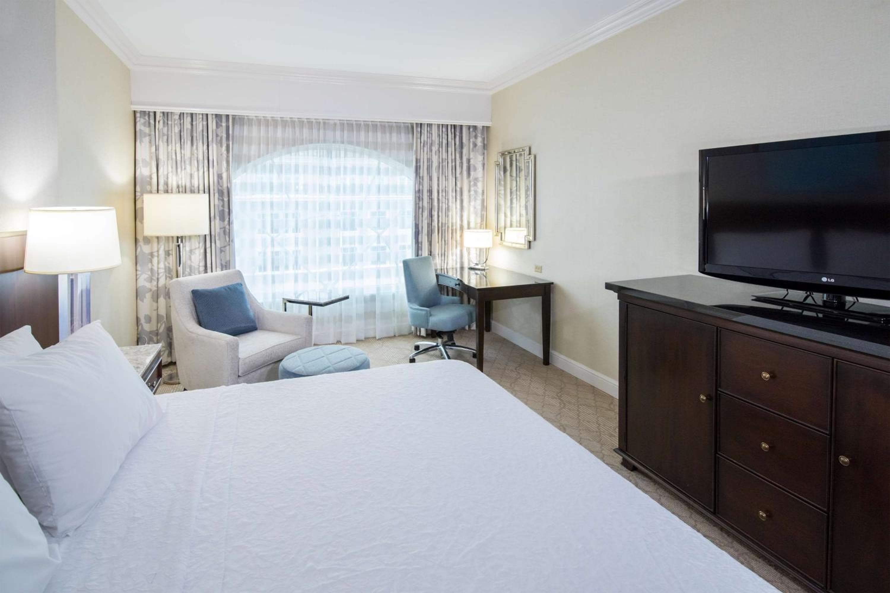 Hampton Inn & Suites South Park at Phillips Place