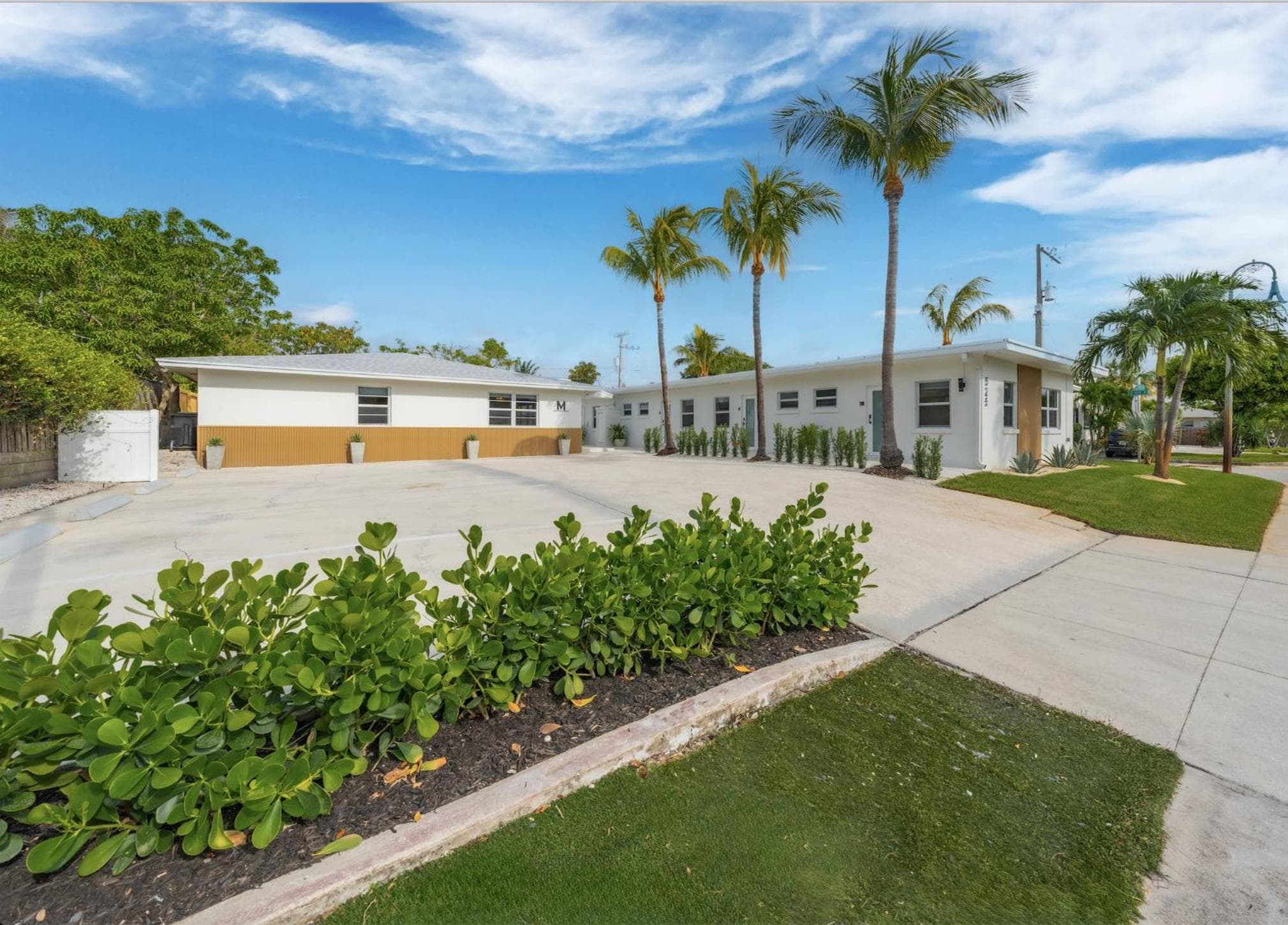 M Lake Worth Beach - Modern Villas Near West Palm Beach, Chic Retro Vibes, King Bed, Cozy Backyard, BBQ, Workspace, High-Speed Internet, Free Parking, 5 Mi