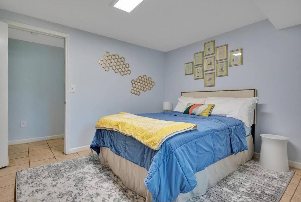 1 BR Suite w Fenced Backyard - Parking!