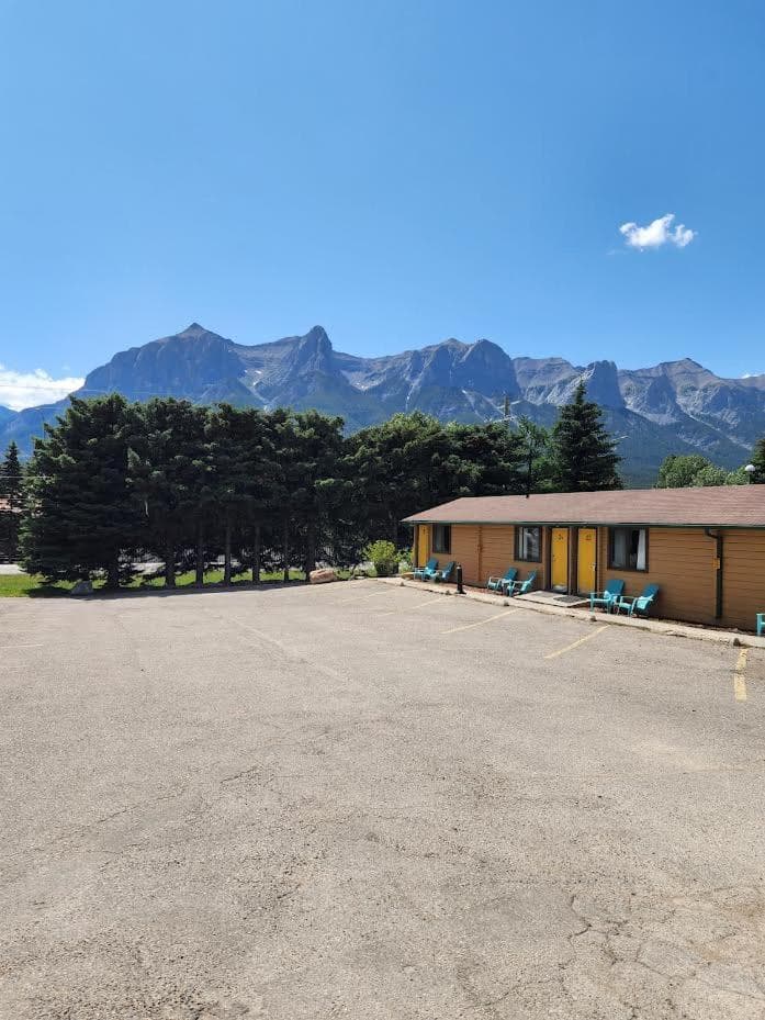 Rundle Mountain Lodge