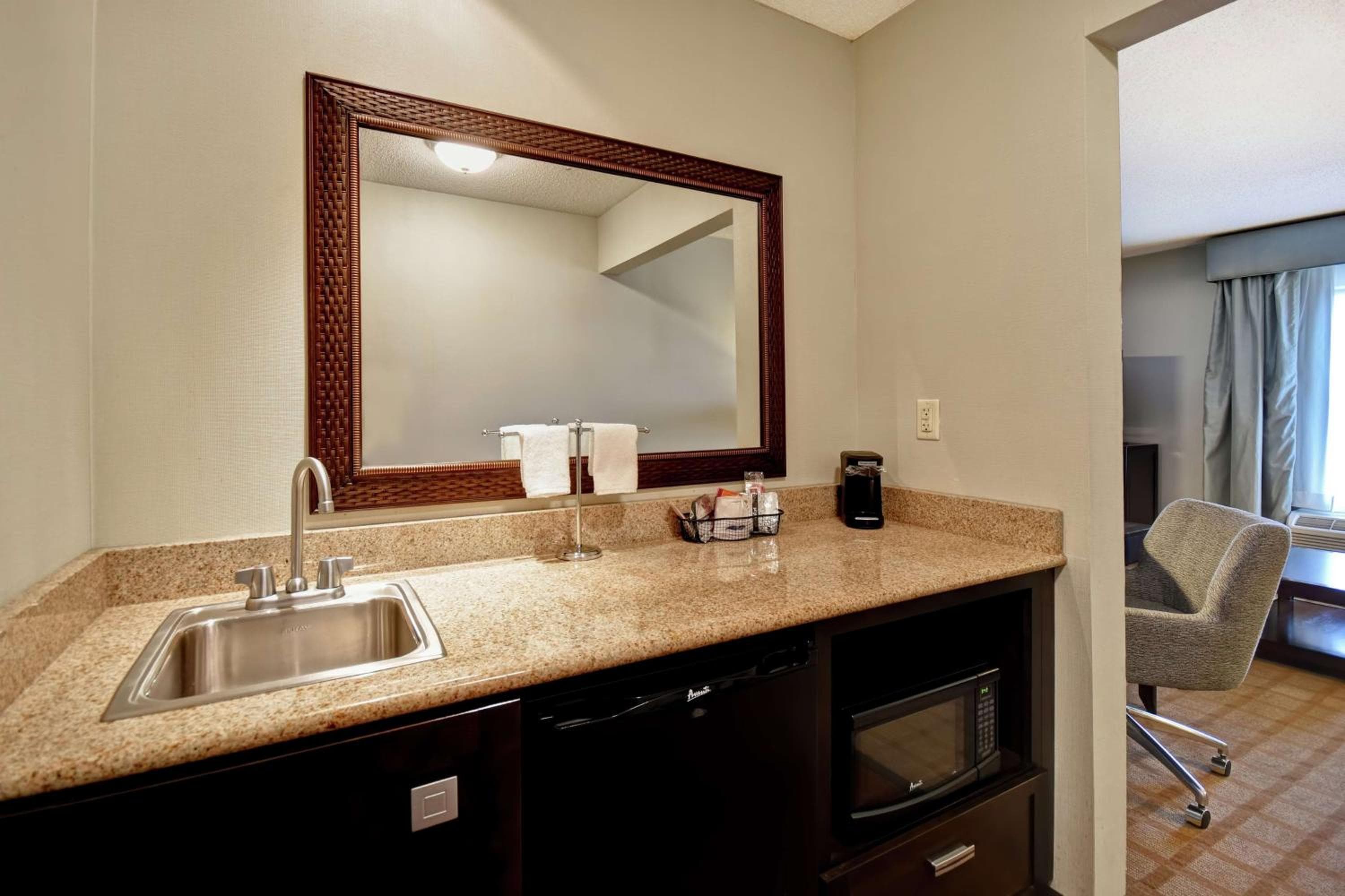 Hampton Inn & Suites Detroit-Canton
