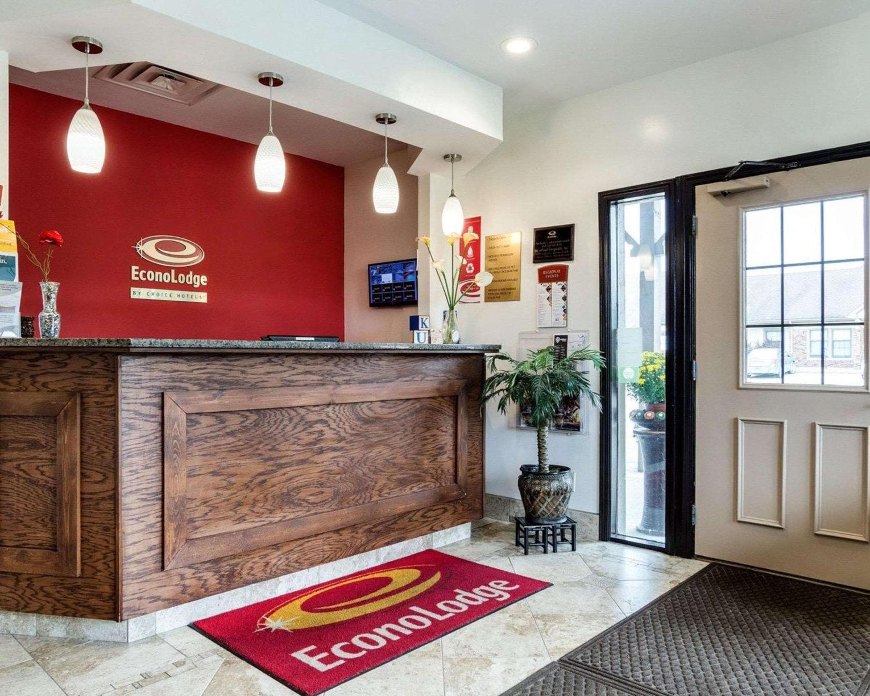 Econo Lodge Lawrence near University