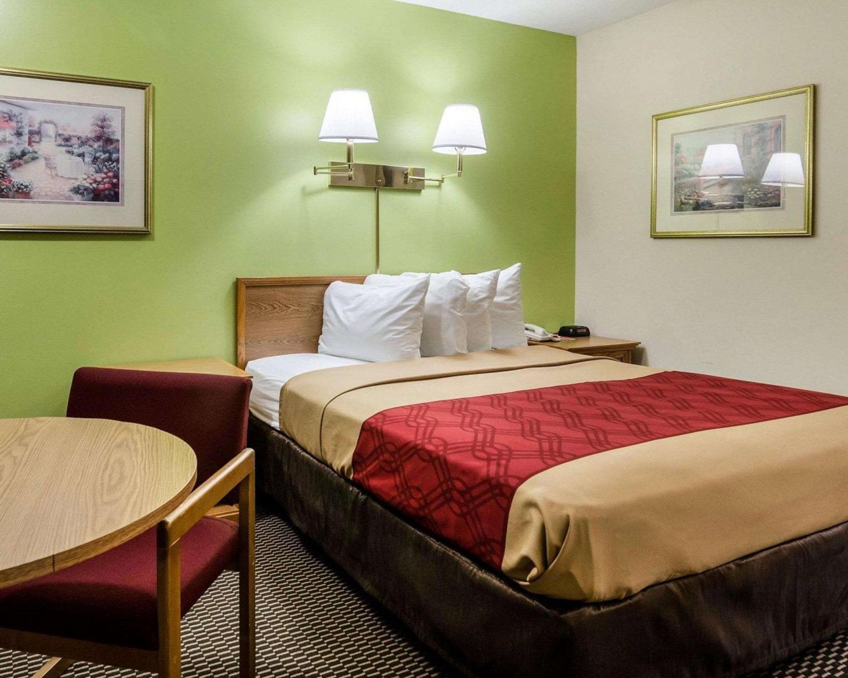 Econo Lodge Lawrence near University