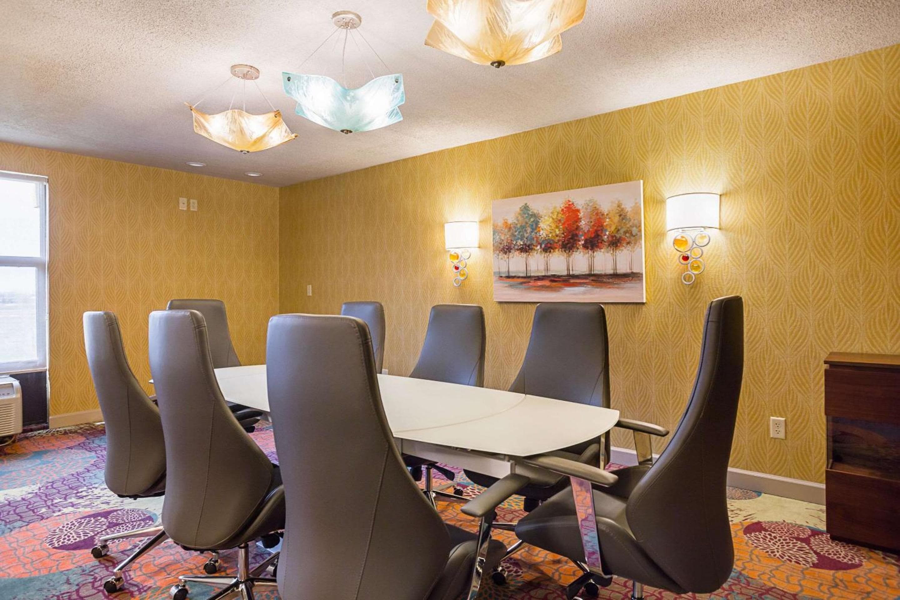 Clarion Inn & Suites Evansville Eastland Area