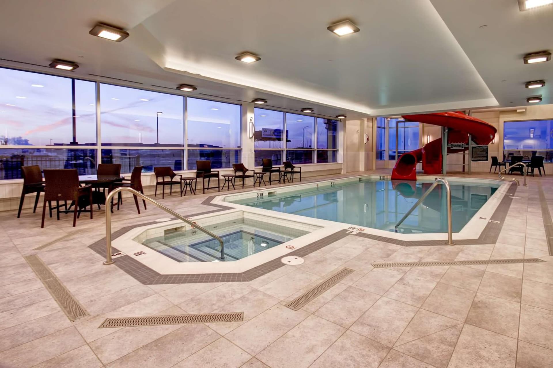 Hampton Inn & Suites - Medicine Hat