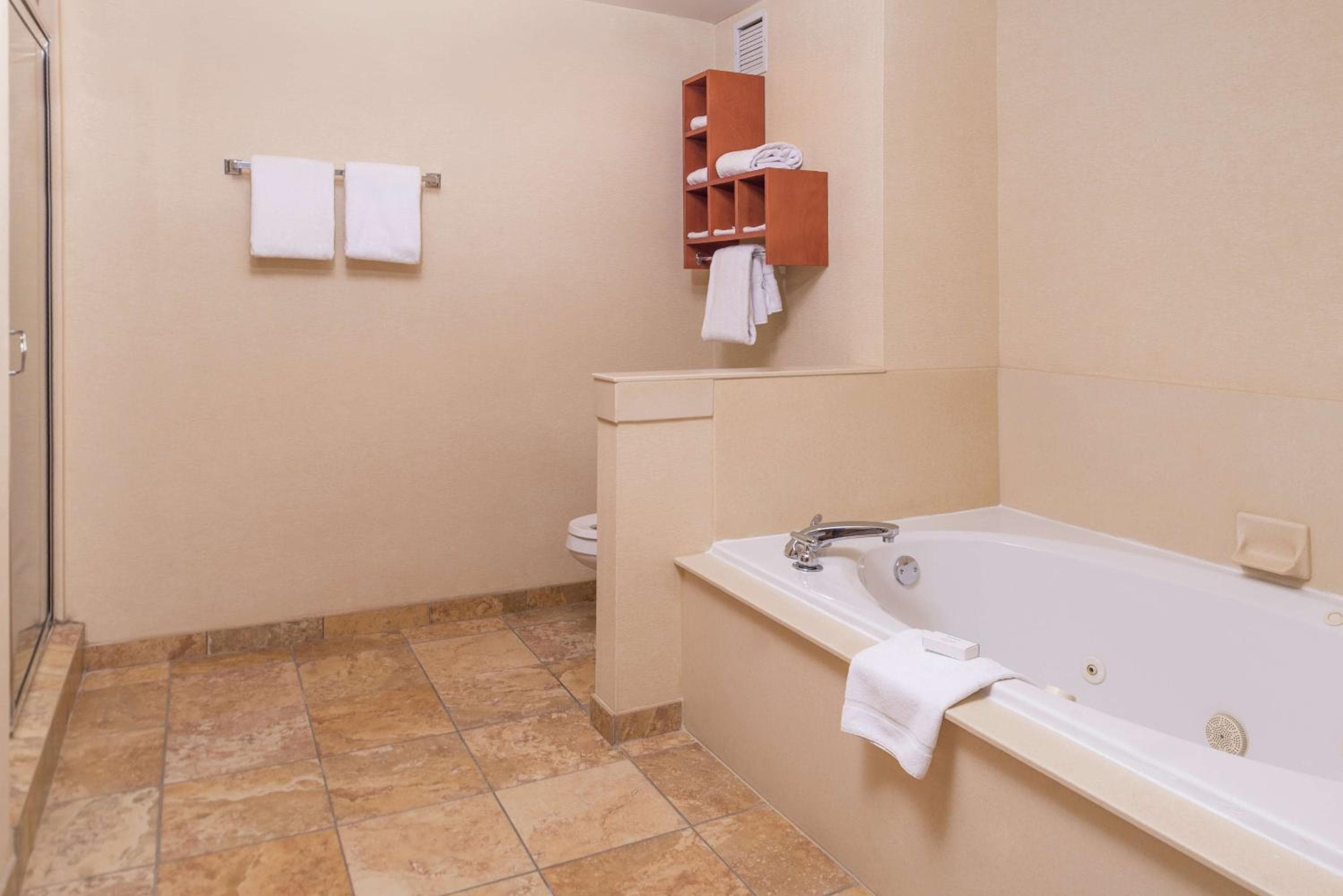 Hampton Inn & Suites Charlotte Arrowood Rd