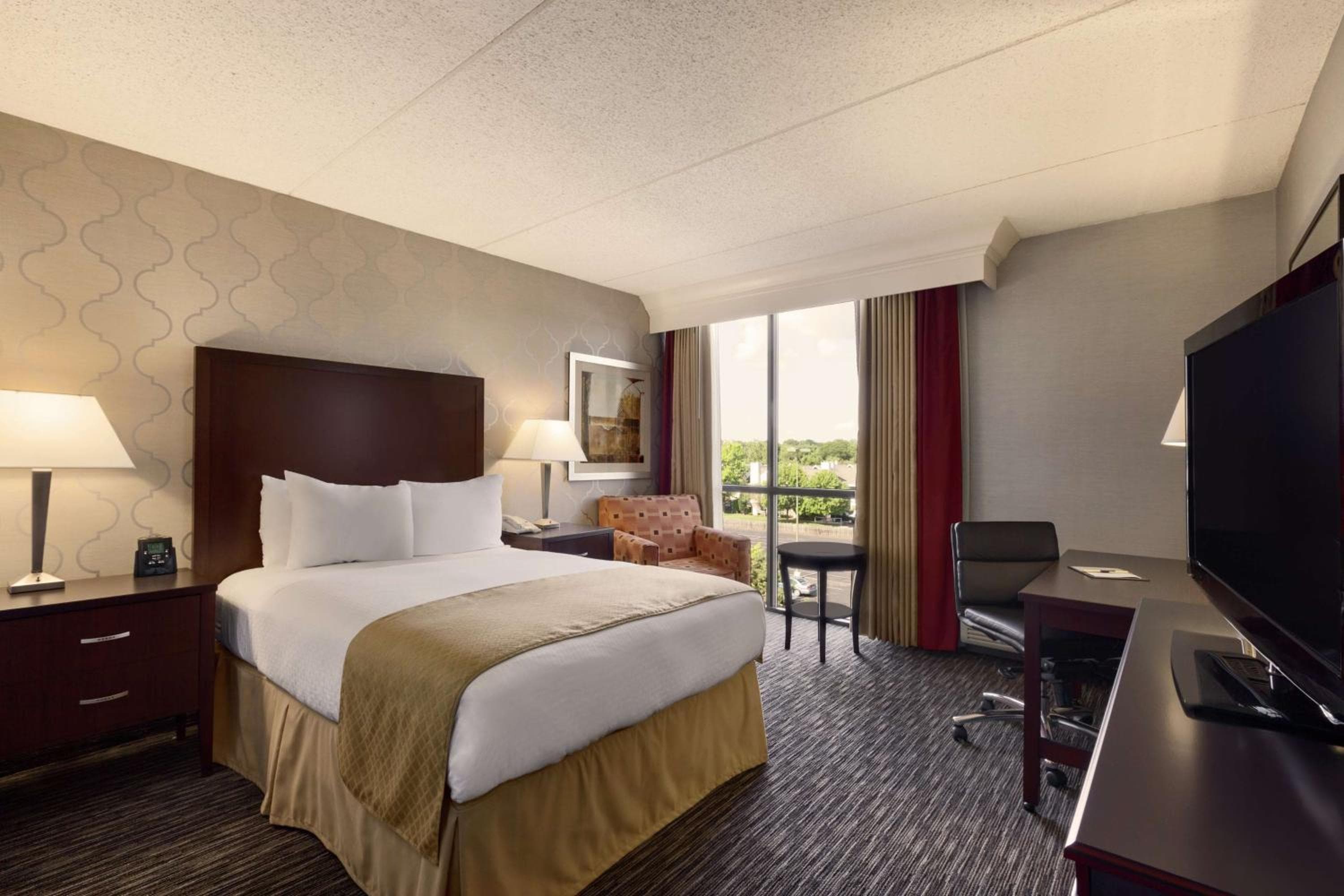 DoubleTree by Hilton Dearborn
