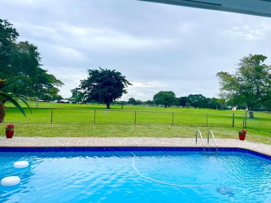 GORGEOUS VIEW Pool, Park, Mall, Beaches, Airport