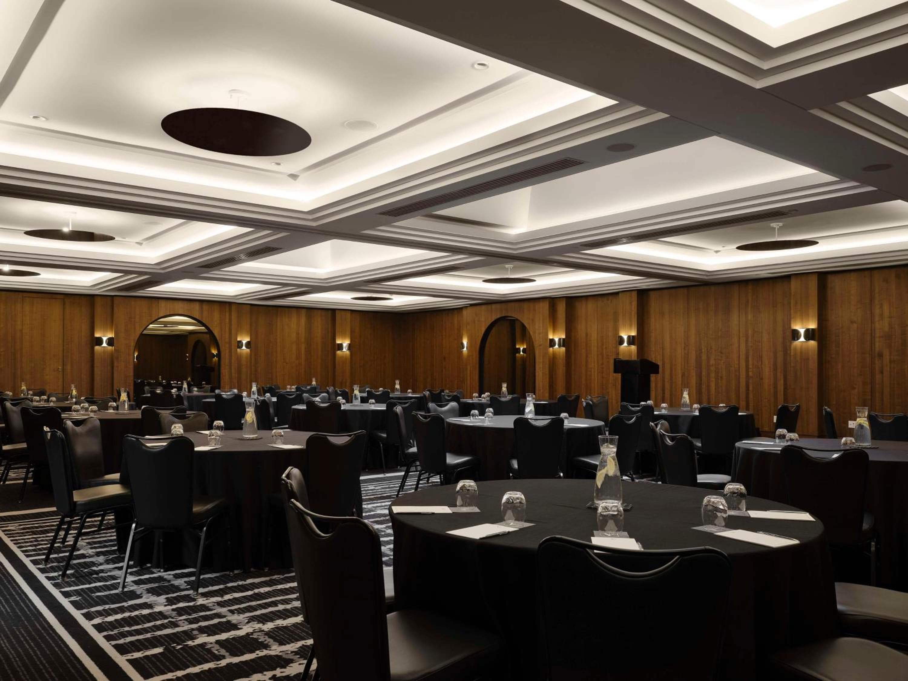 Vogue Hotel Montreal Downtown, Curio Collection by Hilton