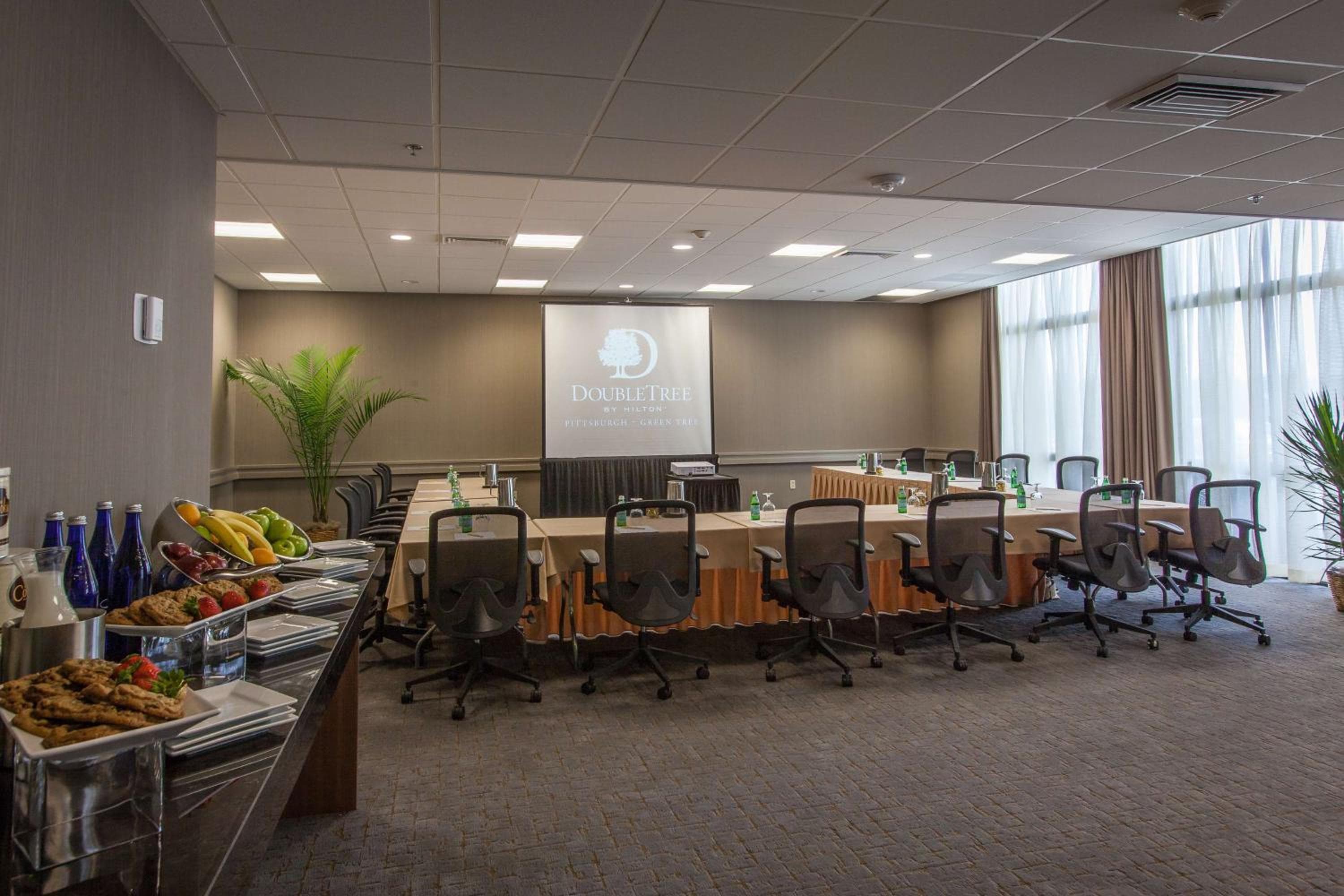 DoubleTree by Hilton Pittsburgh-Green Tree
