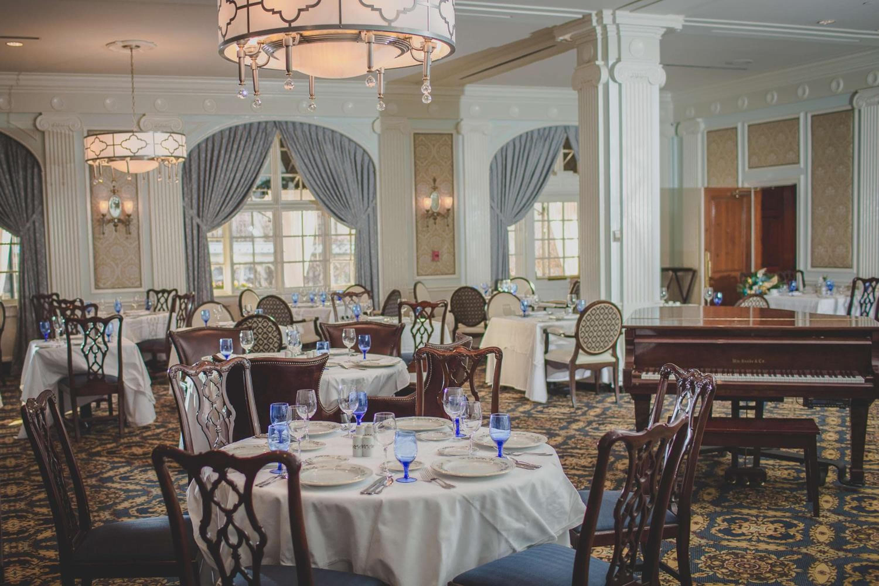 Hotel Roanoke & Conference Center, Curio Collection by Hilton