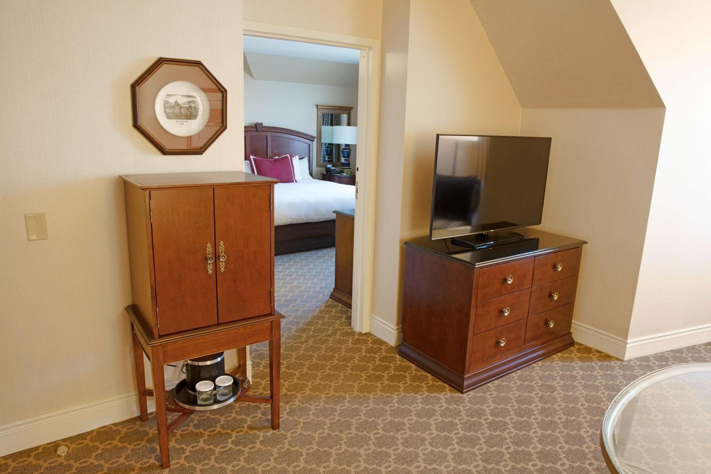 Hotel Roanoke & Conference Center, Curio Collection by Hilton
