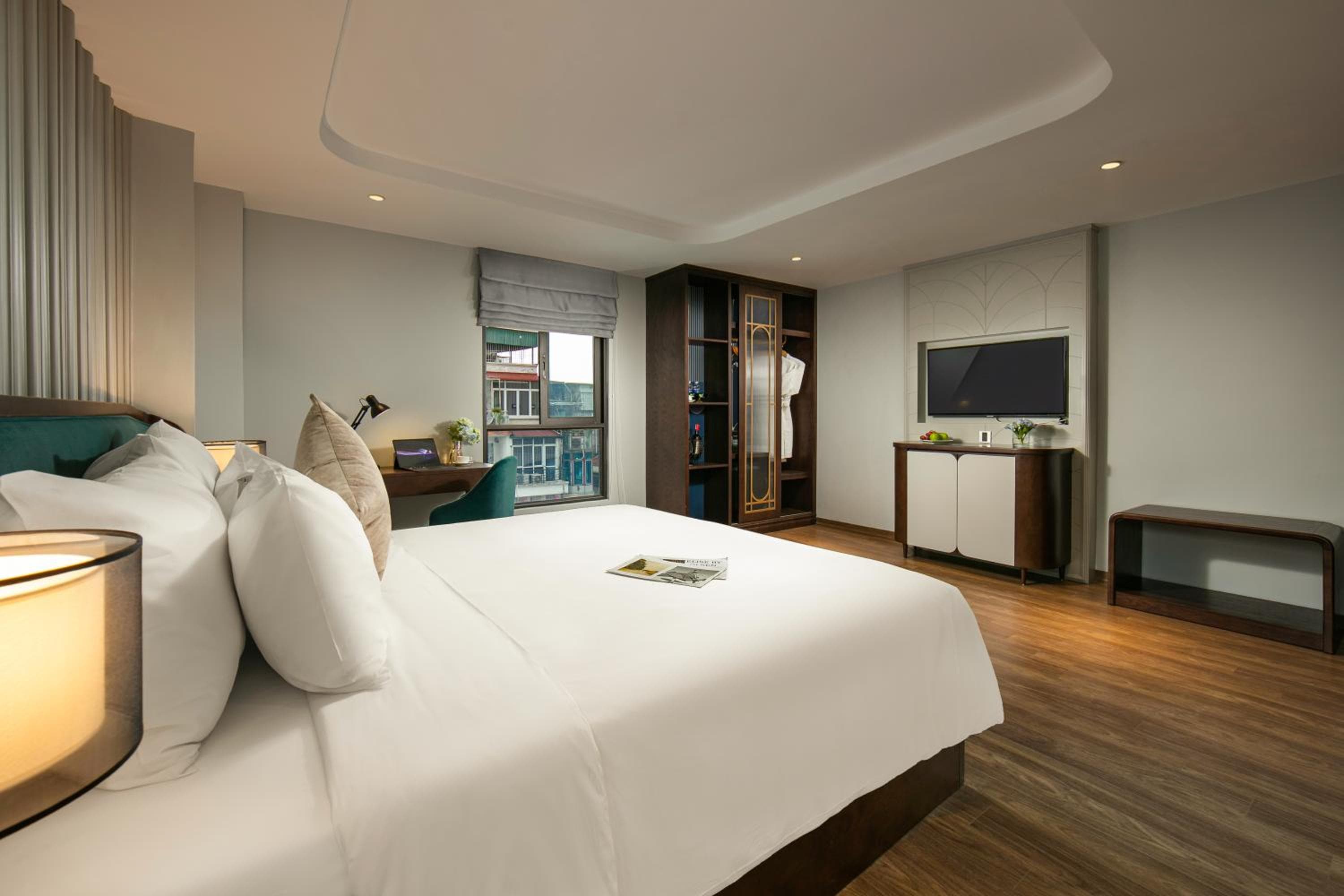 MAY DE VILLE Lakeside Hotel