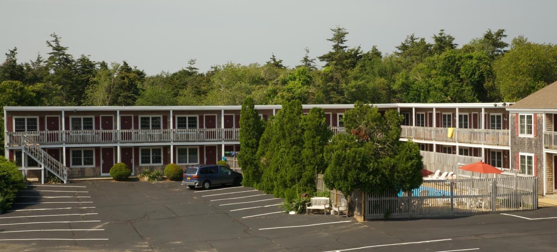 Holiday Hill Inn & Suites
