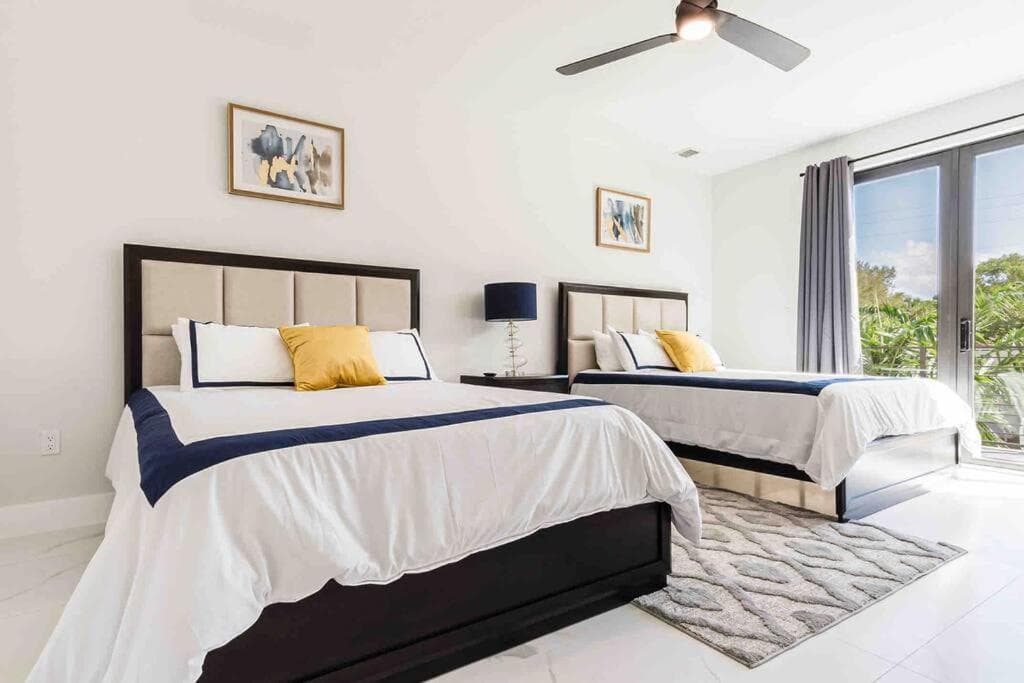 Luxury Paradise walk to Las Olas -5 mins to Beach
