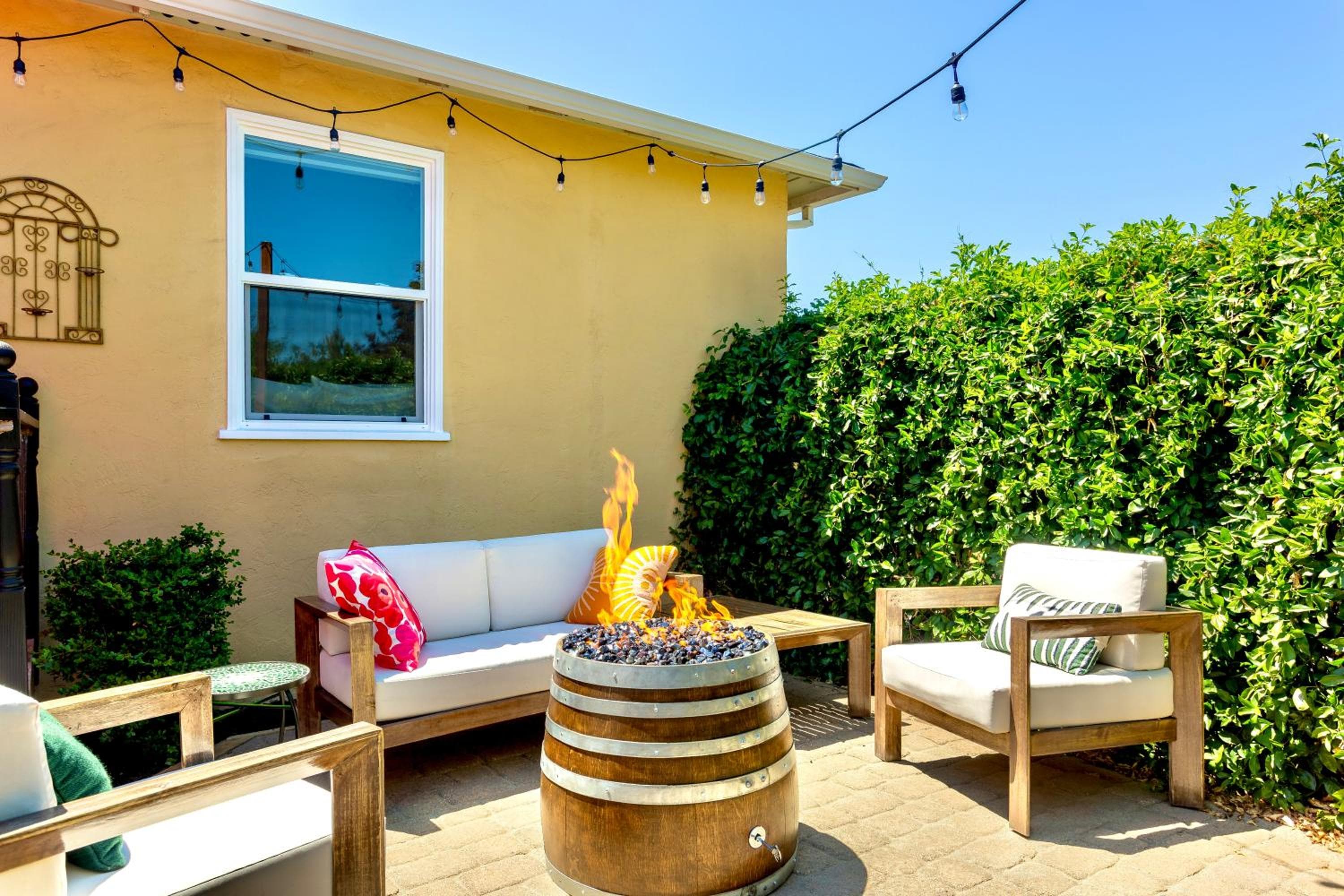 Spacious Renovated Petaluma Home- Pool Table, Fire Pit, Parking
