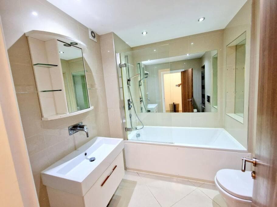 Modern Hyde Park Home with Private Entrance & Private Back Patio near Bayswater & Paddington Stations